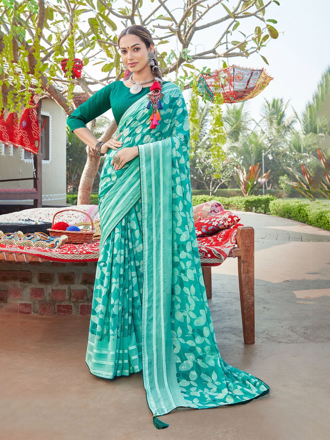 

VIRICA Floral Printed Saree With Blouse Piece, Sea green