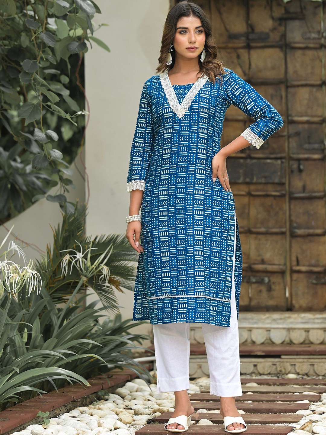 

Label Khoj V Neck Geometric Cotton Straight Kurta, Blue