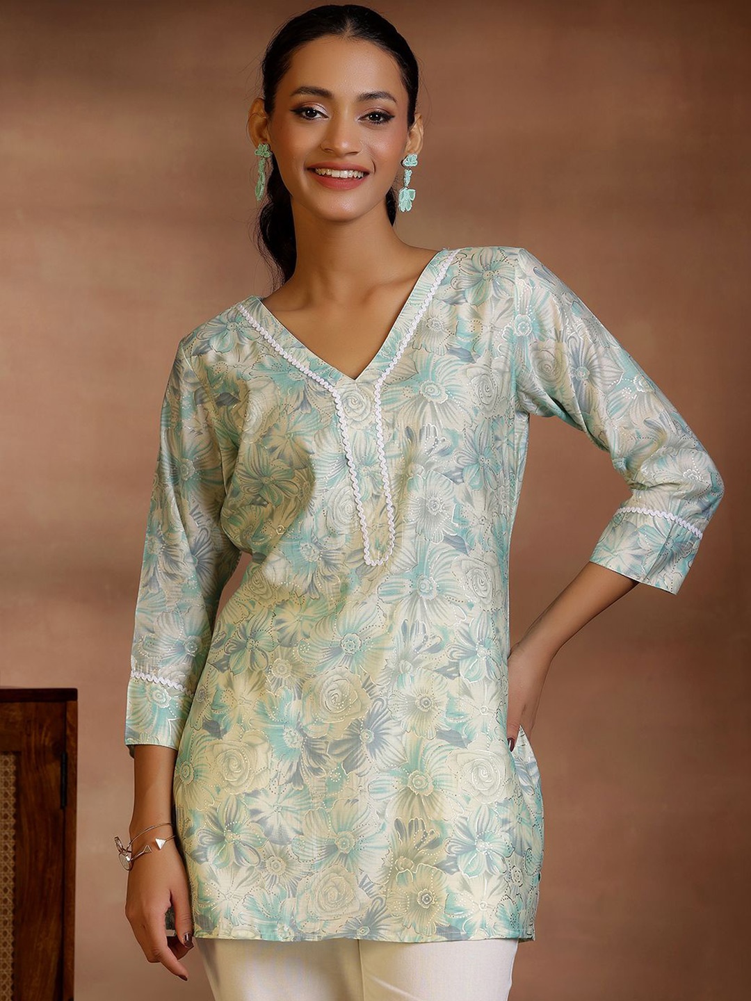 

Libas Women Floral Printed V-Neck Gotta Patti Kurti, Green