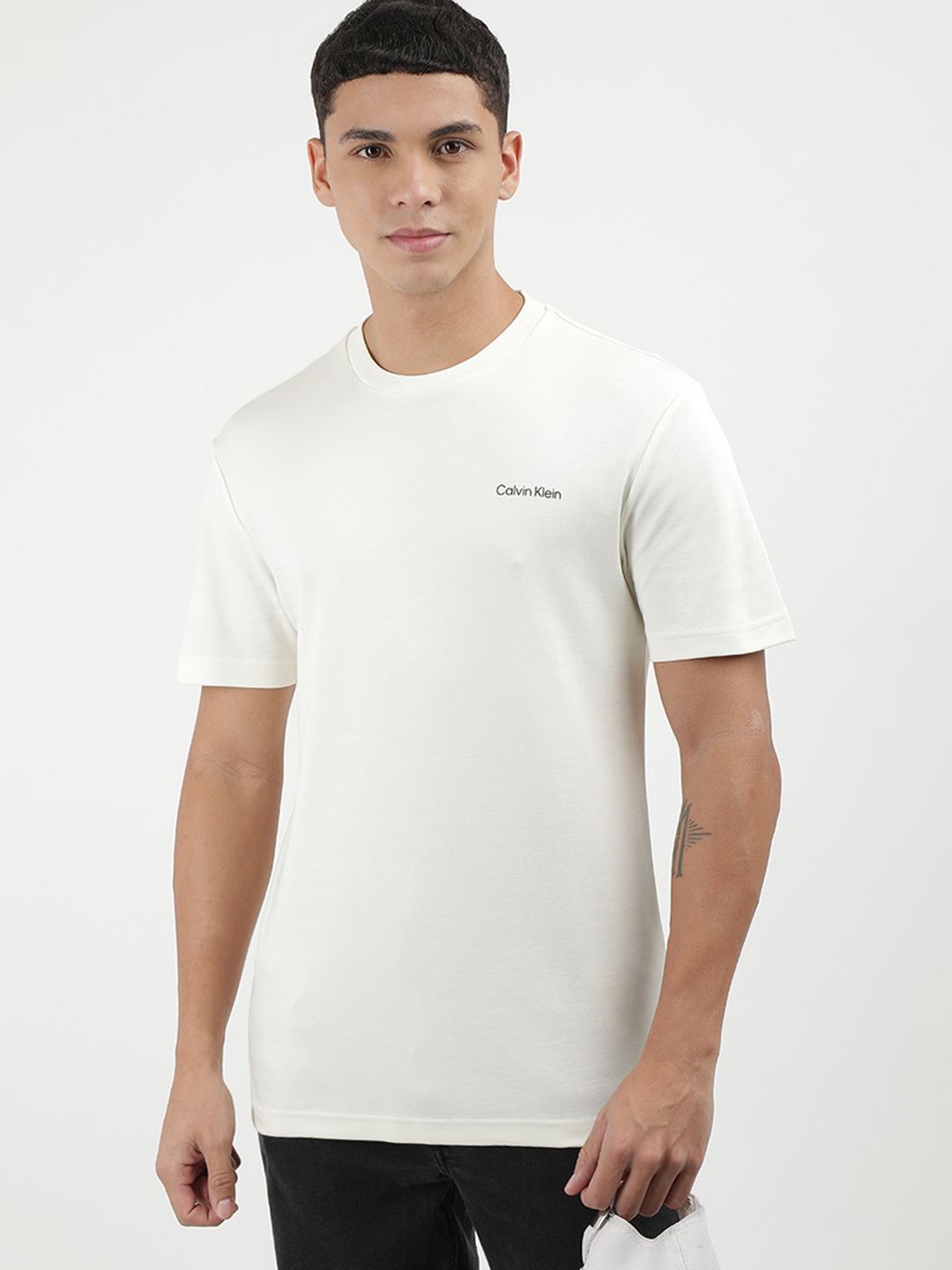 

Calvin Klein Jeans Men V-Neck Pockets T-shirt, Off white