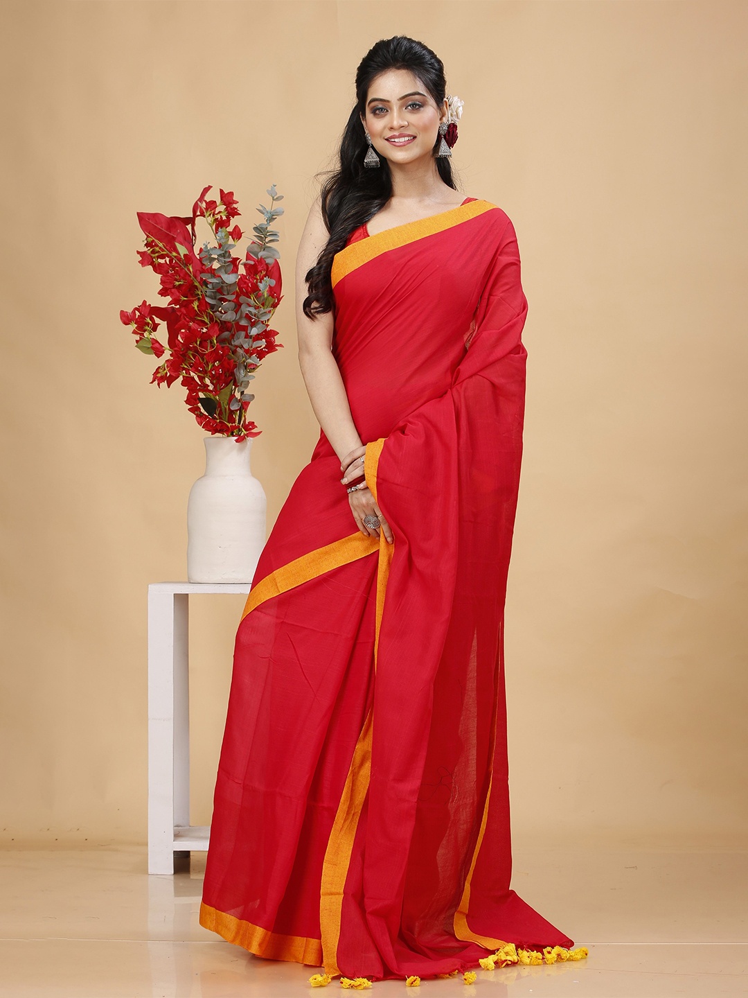 

SLAGHA Solid Taant Saree, Red