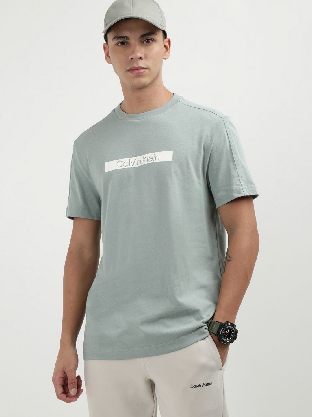 

Calvin Klein Jeans Men Extended Sleeves Pockets T-shirt, Grey