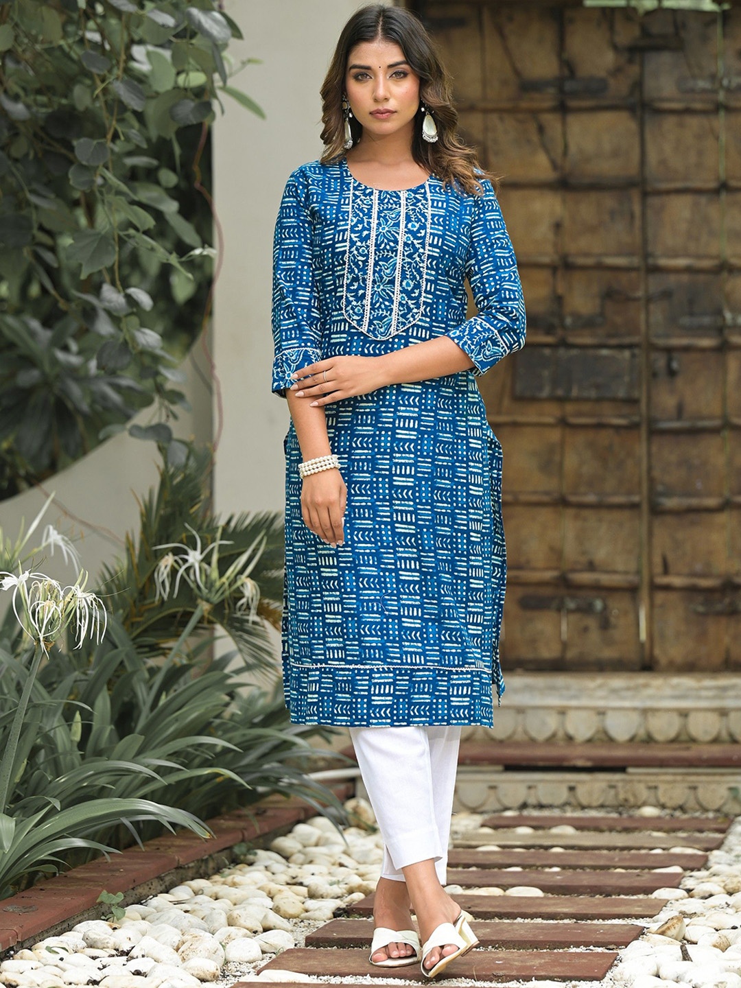 

Label Khoj Round Neck Yoke Design Straight Kurta, Blue