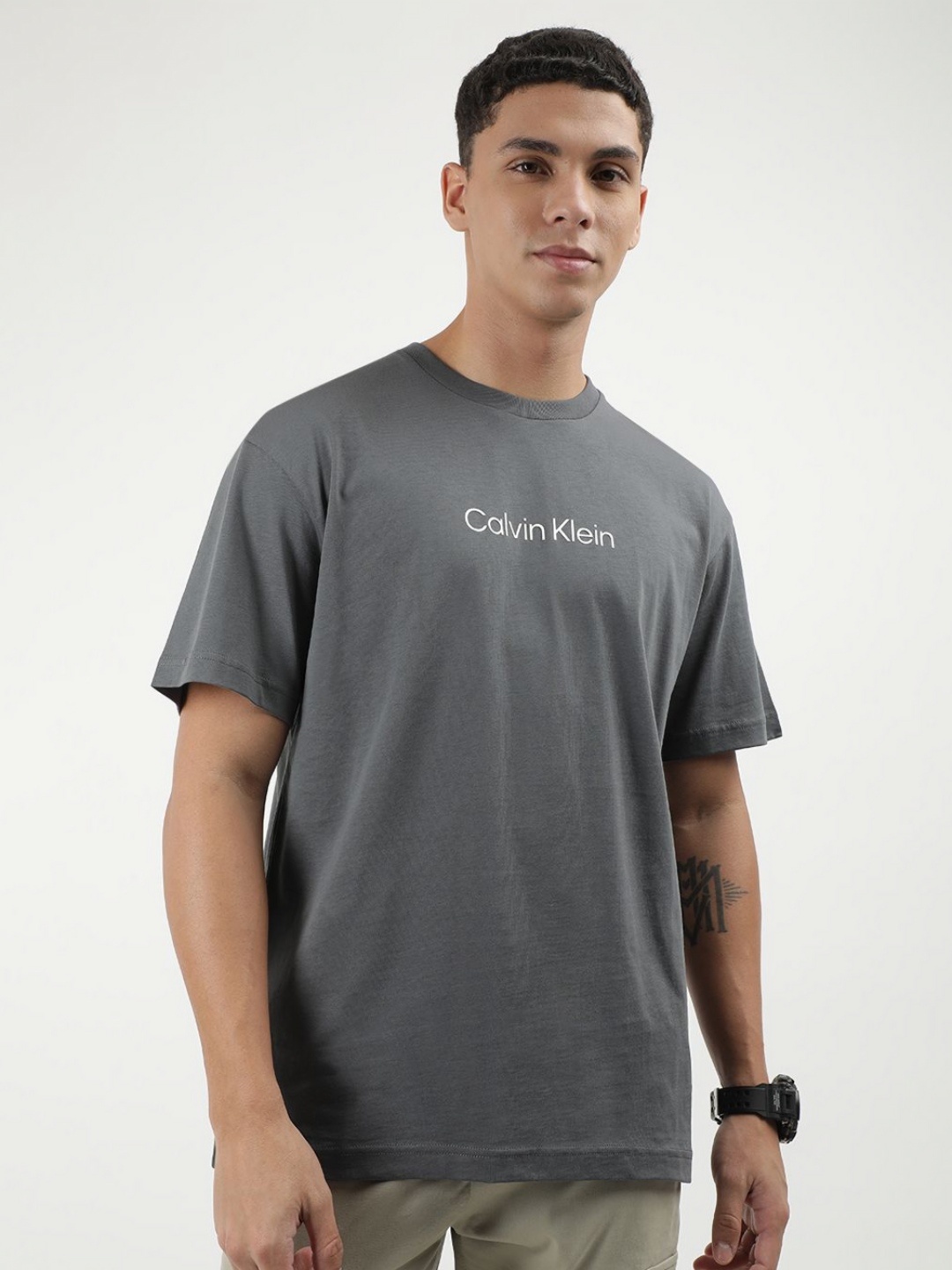 

Calvin Klein Jeans Men V-Neck Extended Sleeves T-shirt, Grey