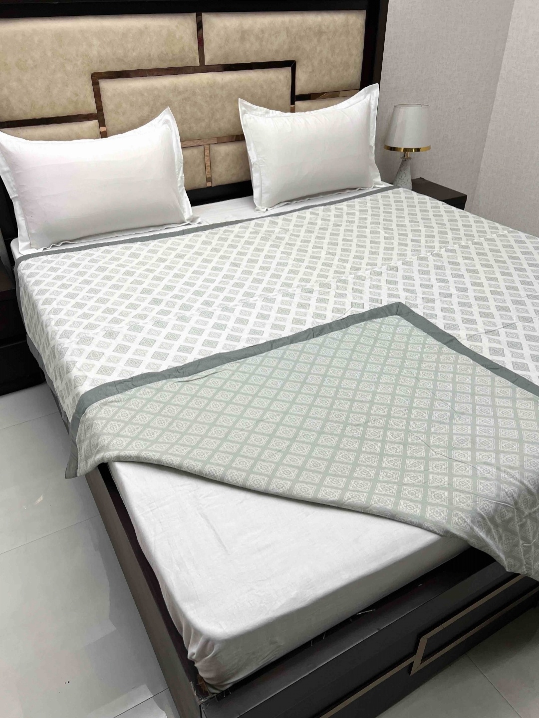 

Pure Decor Green Ethnic Motifs AC Room 300GSM Reversible Pure Cotton Double King Bed Dohar