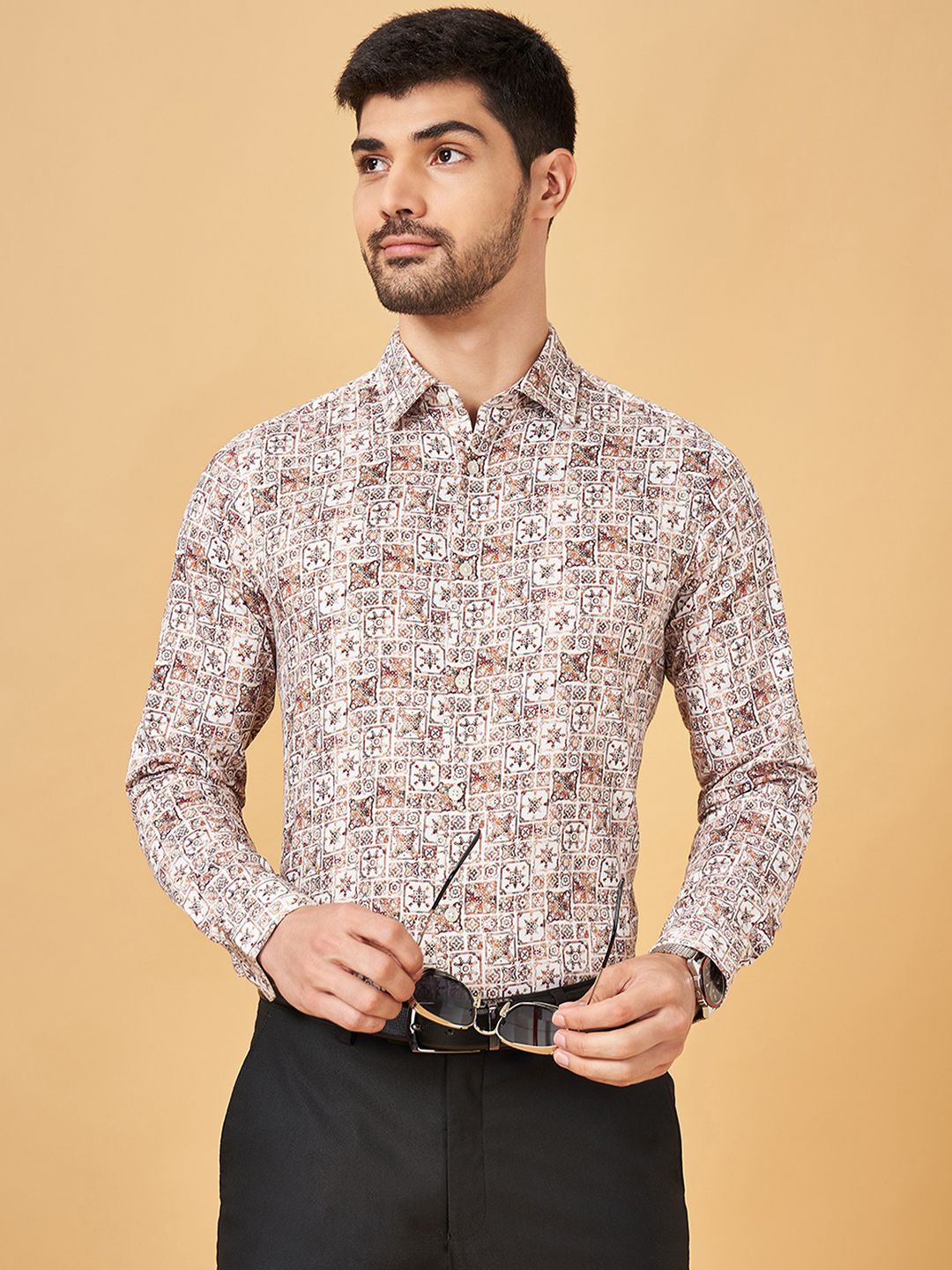 

Peregrine by Pantaloons Men Slim Fit Floral Opaque Printed Party Shirt, Off white