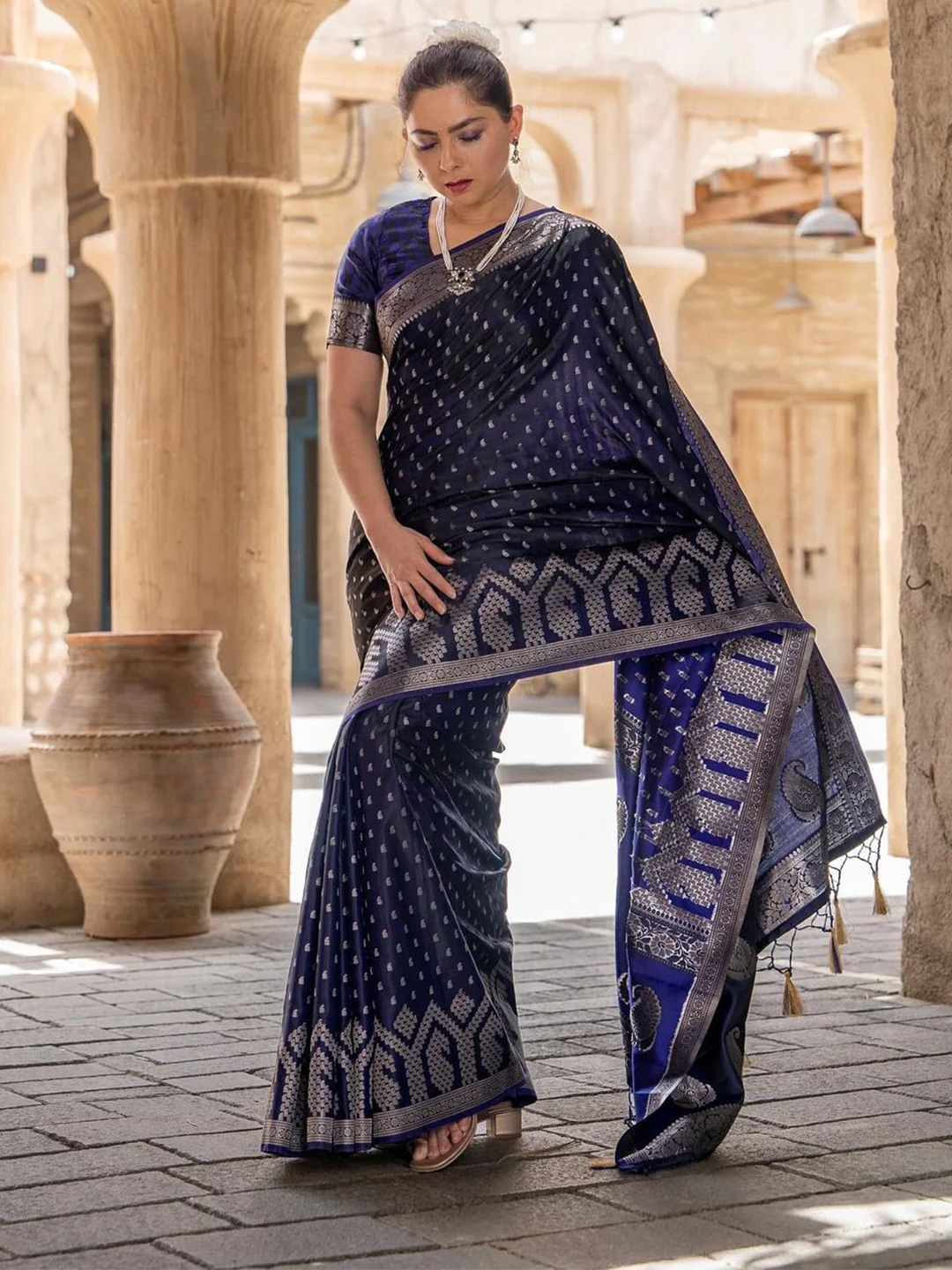 

VASALI Ethnic Motifs Zari Kanjeevaram Saree, Navy blue