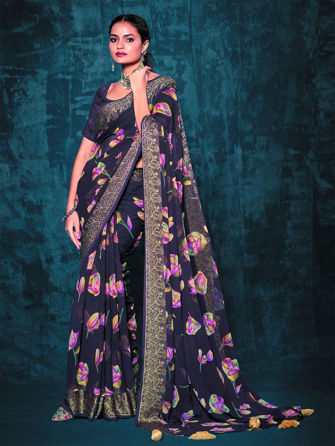 

Panzora Floral Zari Saree With Unstitched Blouse Piece, Burgundy