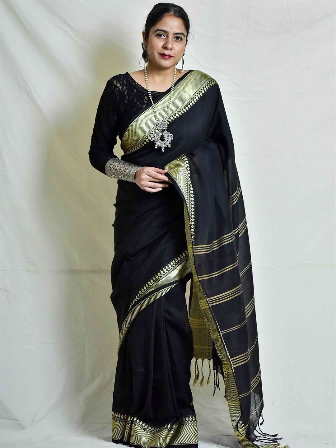 

Sundarii Women Woven Design Solid Saree, Black