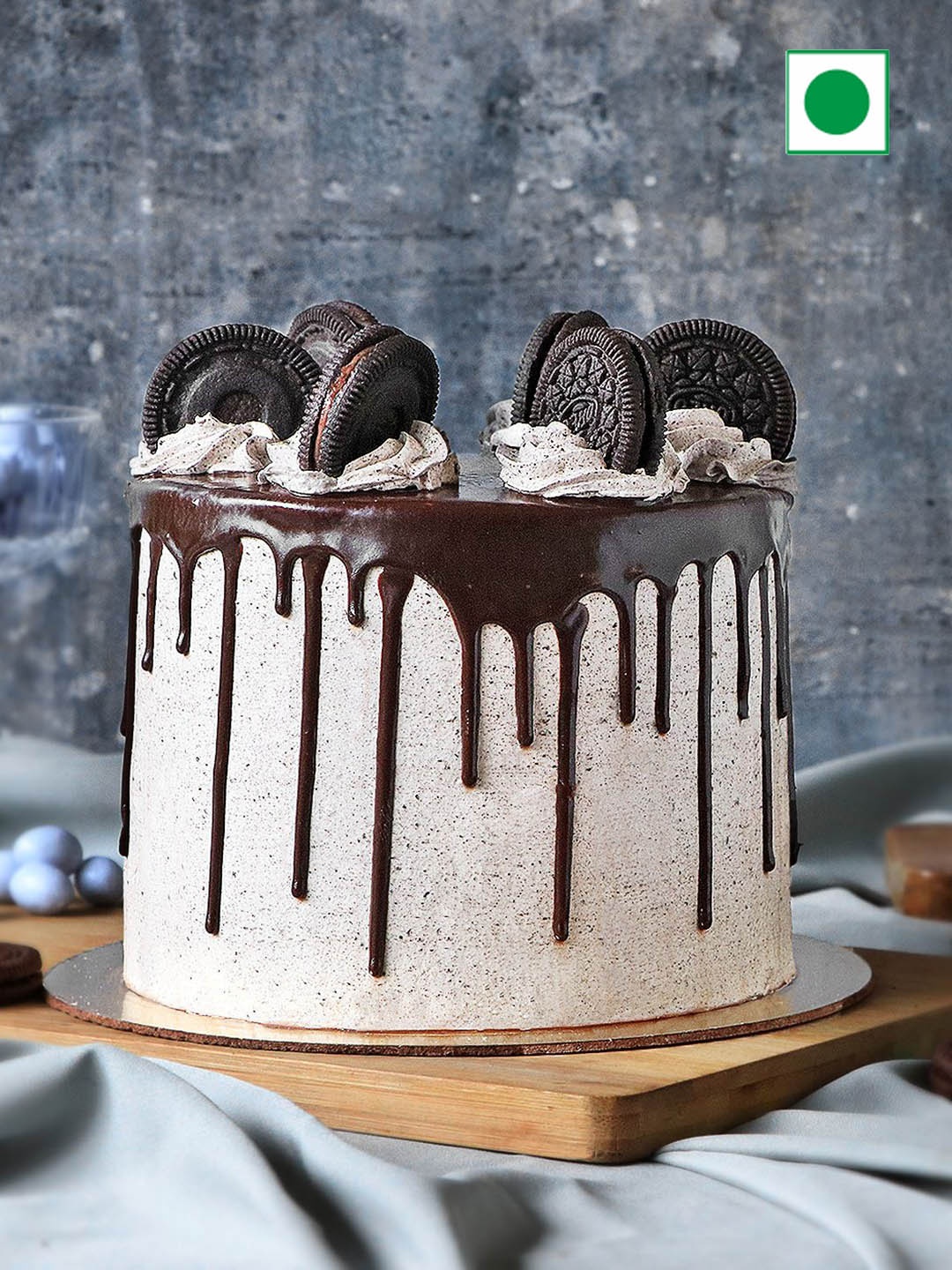 

IGP Chocolate Flavor Eggless Round Oreo Cake- 1 Kg, Brown