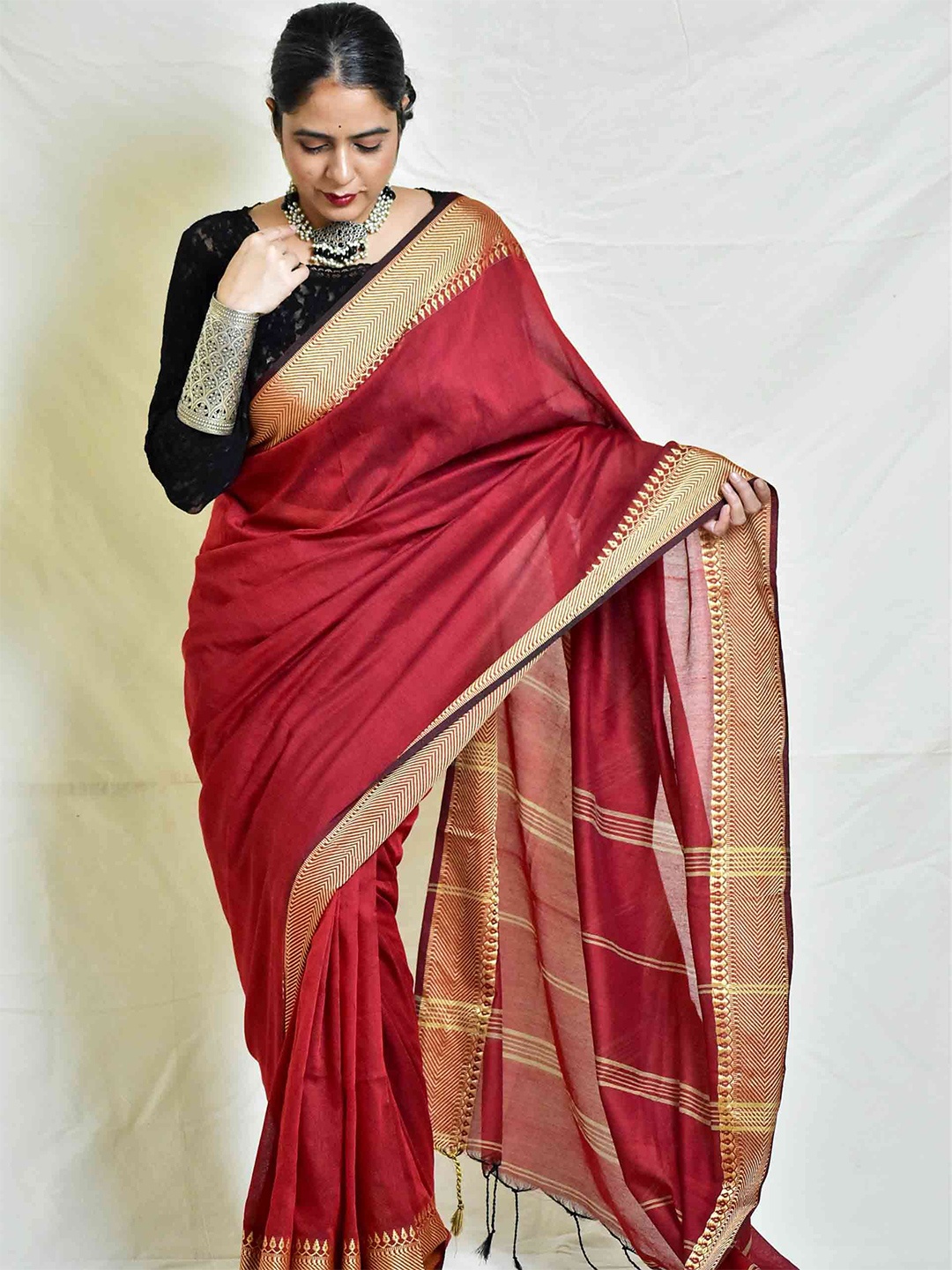 

Sundarii Woven Design Solid Saree, Maroon