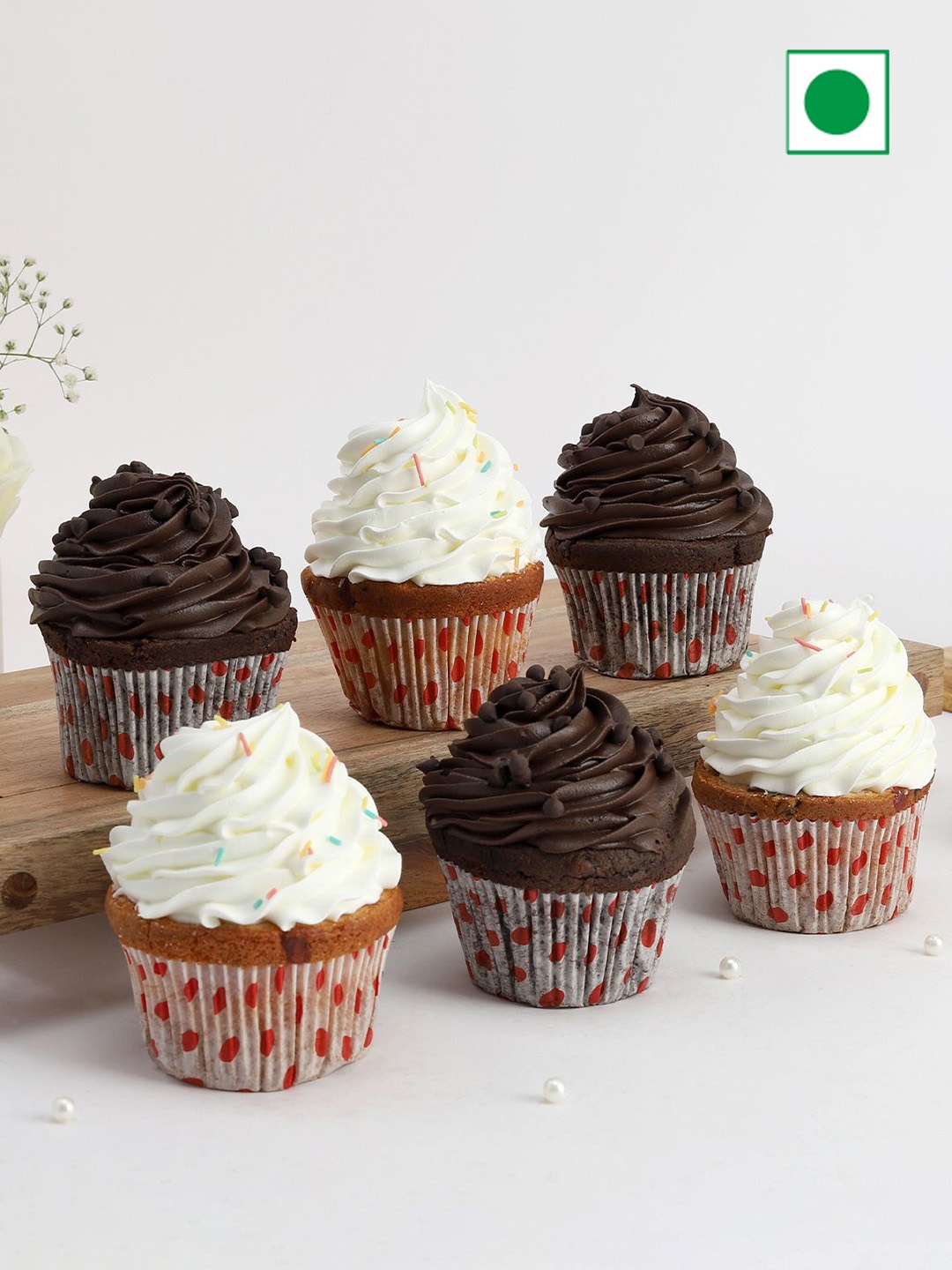 

IGP 6-Pcs Vanilla and Chocolate Eggless Cup Cakes, White