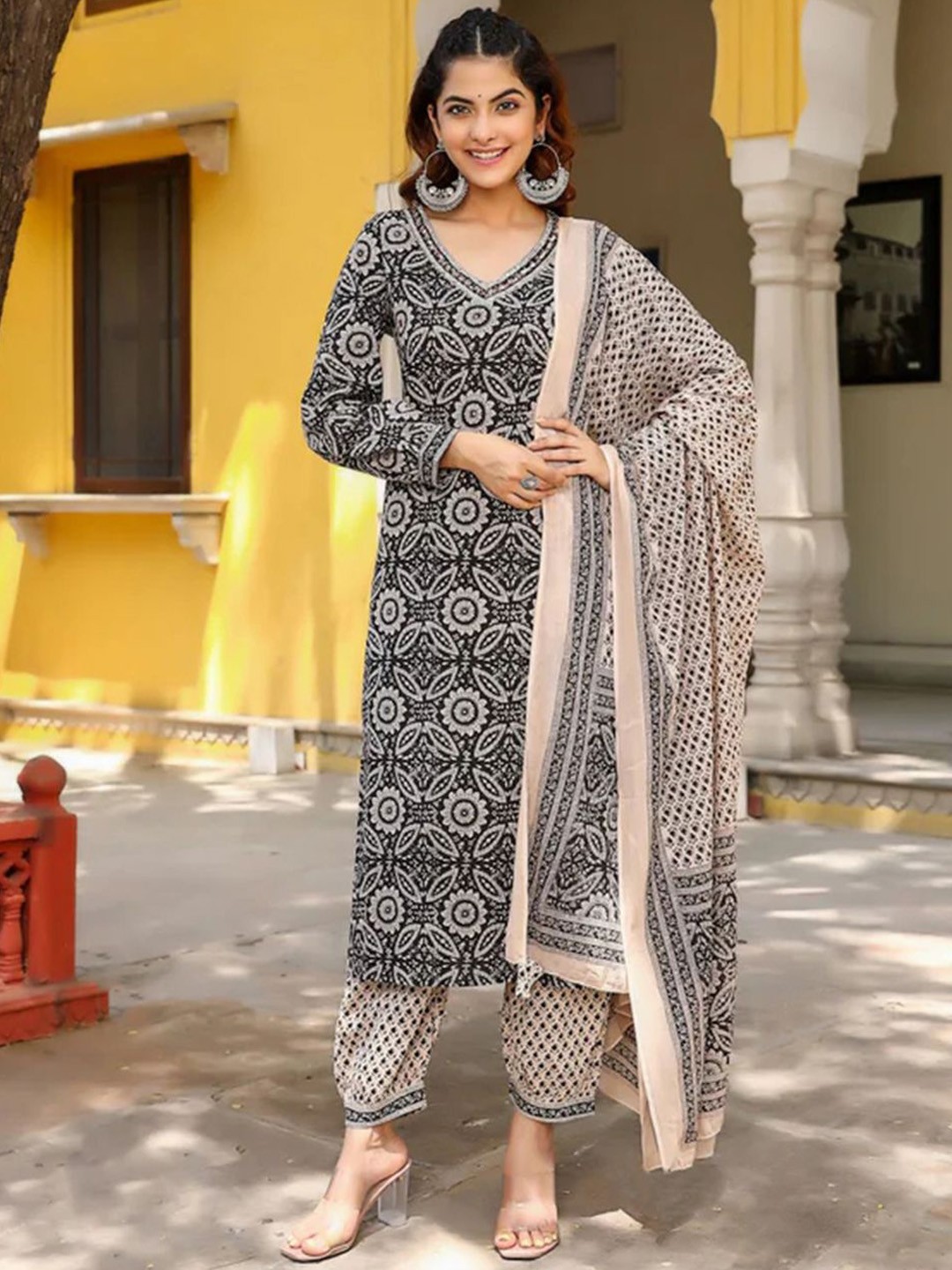 

7Threads Ethnic Motifs Printed Kurta with Trousers & Dupatta, Black