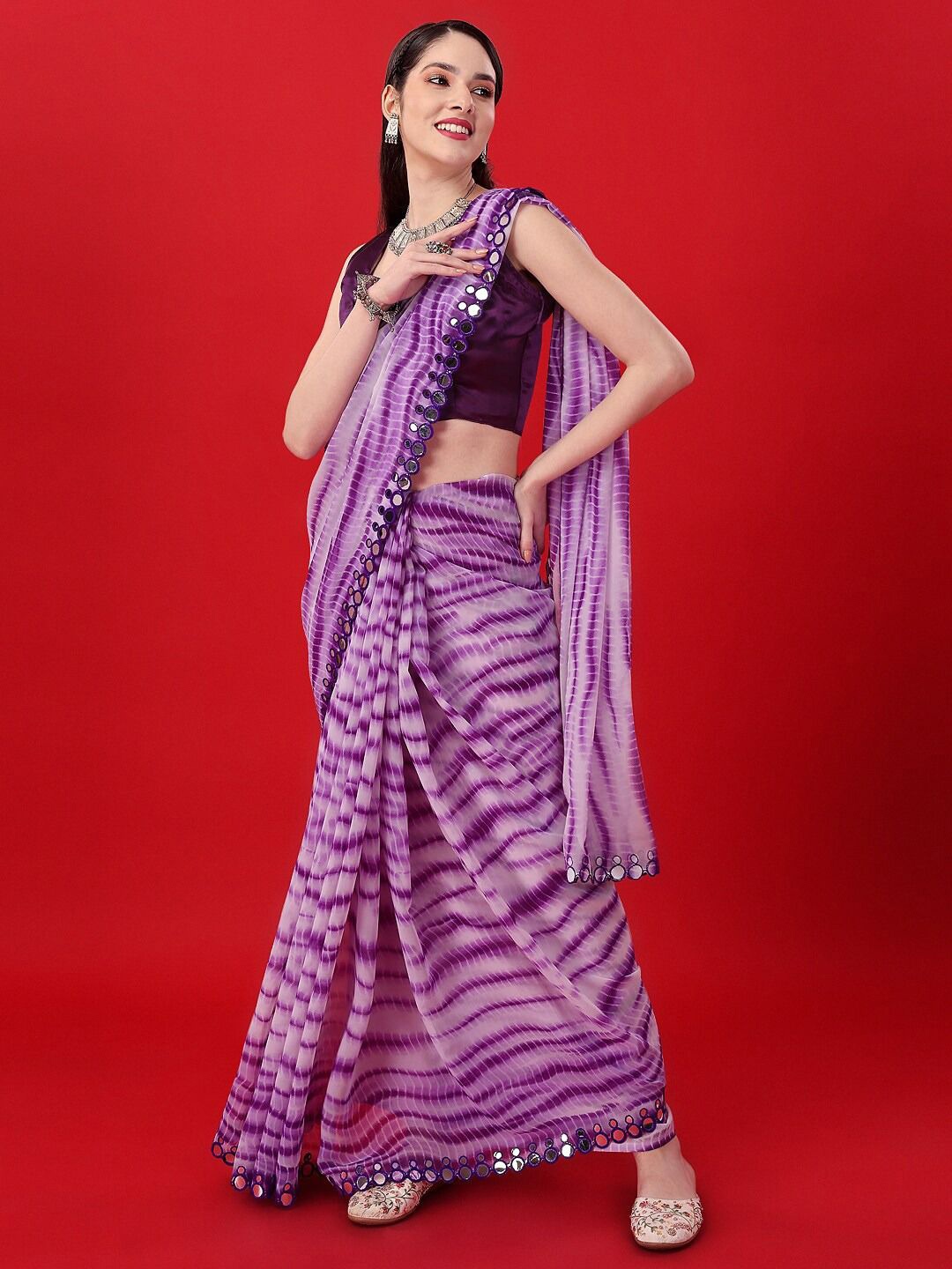 

QVAZOR Tie and Dye Mirror Work Pure Georgette Saree, Purple