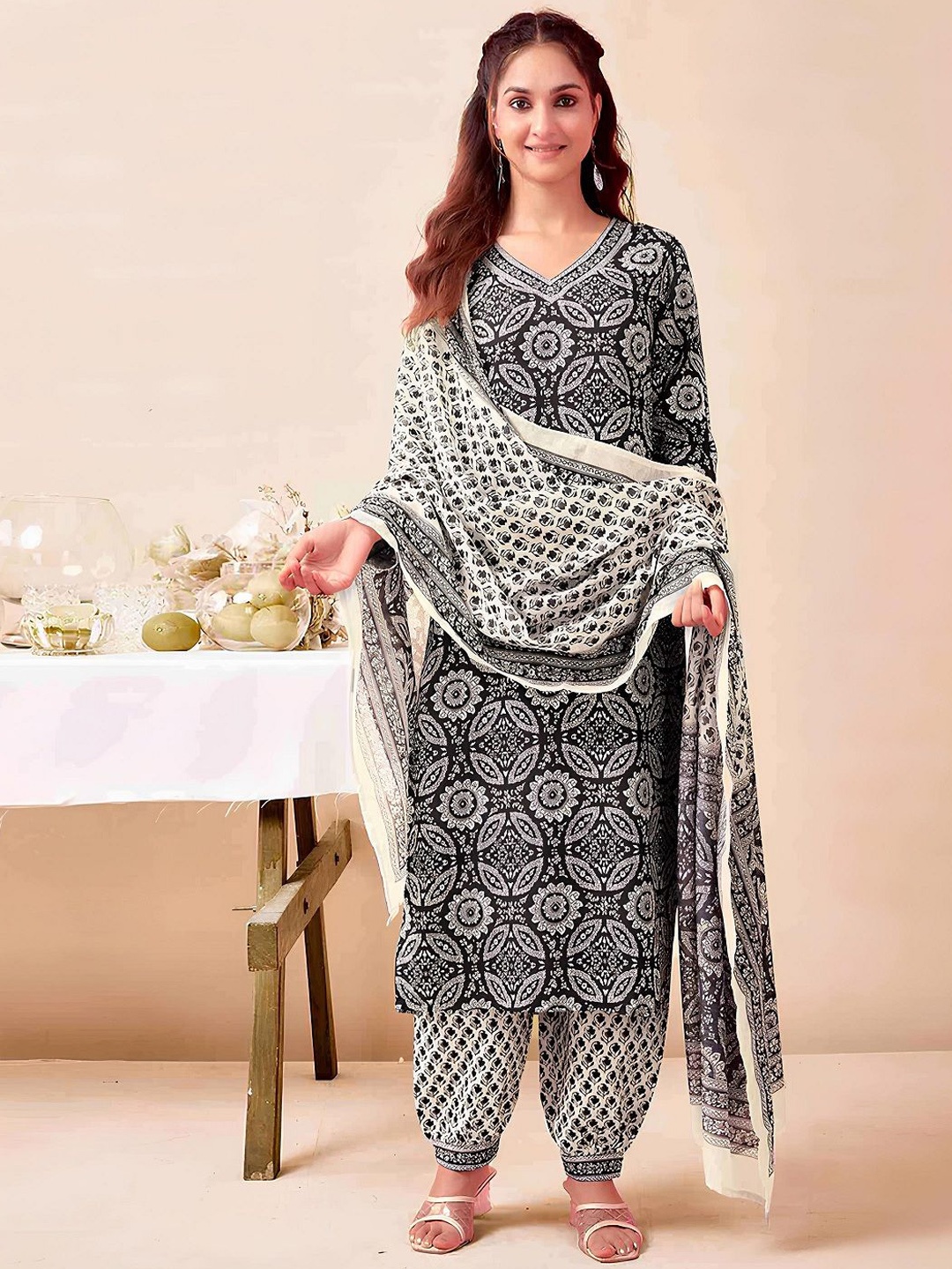 

7Threads Ethnic Motifs Printed V-Neck Straight Kurta With Trousers & Dupatta, Black