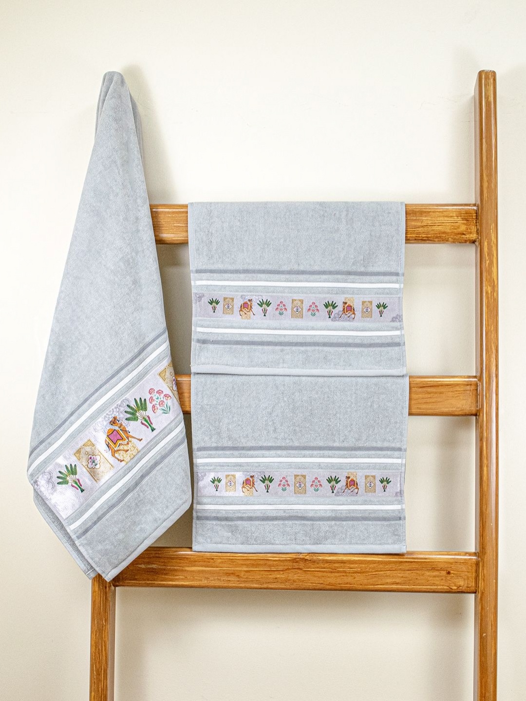 

RANGOLI Grey & White 3 Pieces Printed Pure Cotton 460 GSM Towel Set