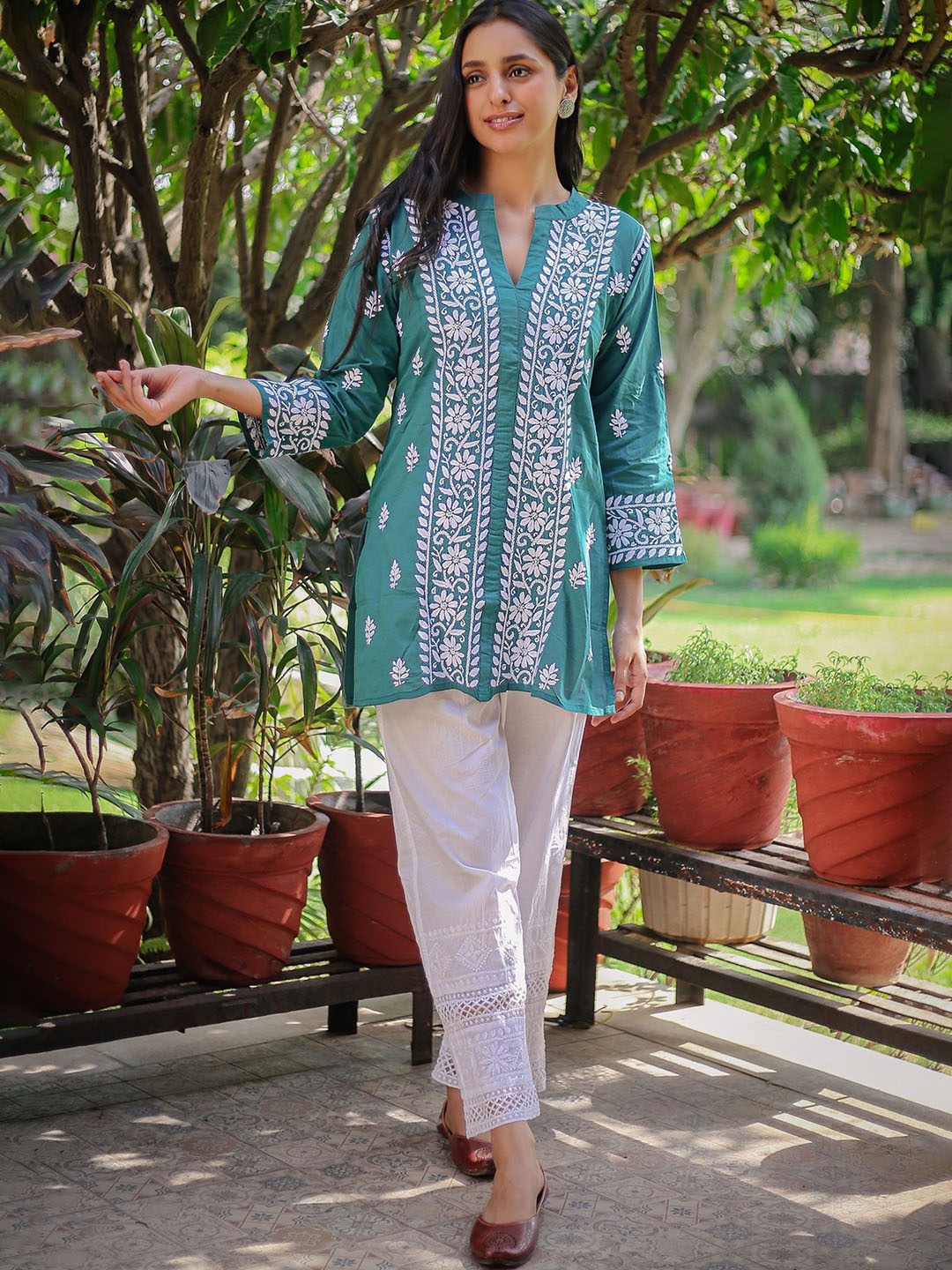 

HOUSE OF KARI Floral Embroidered Mandarin Collar Chikankari Cotton Straight Kurta, Green