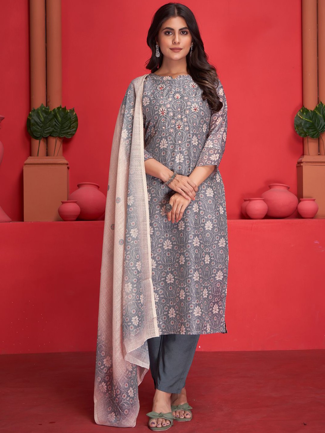 

MINGORA Floral Printed Mirror Work Straight Kurta with Trousers & With Dupatta, Grey