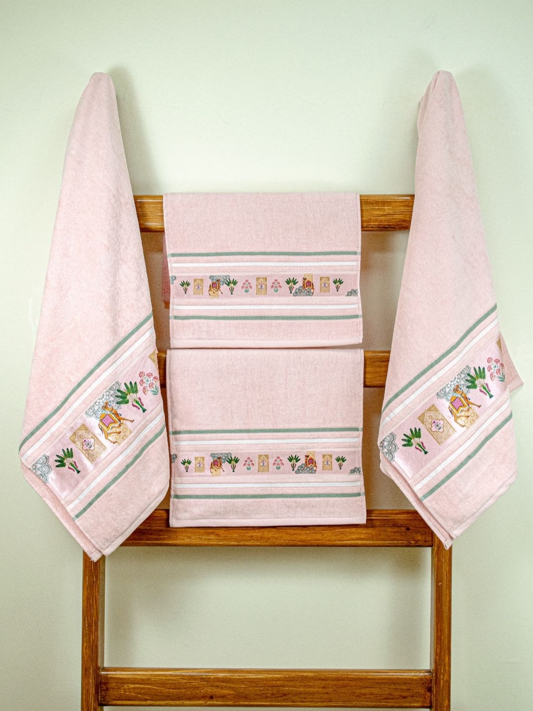 

RANGOLI Peach-Coloured & Green 4 Pieces Printed Pure Cotton 460 GSM Towel Set