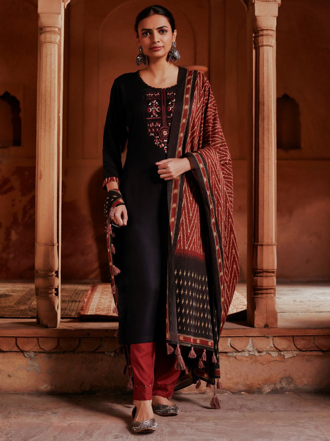 

WOMEN PLUS Floral Embroidered Straight Kurta With Trousers & Dupatta, Black