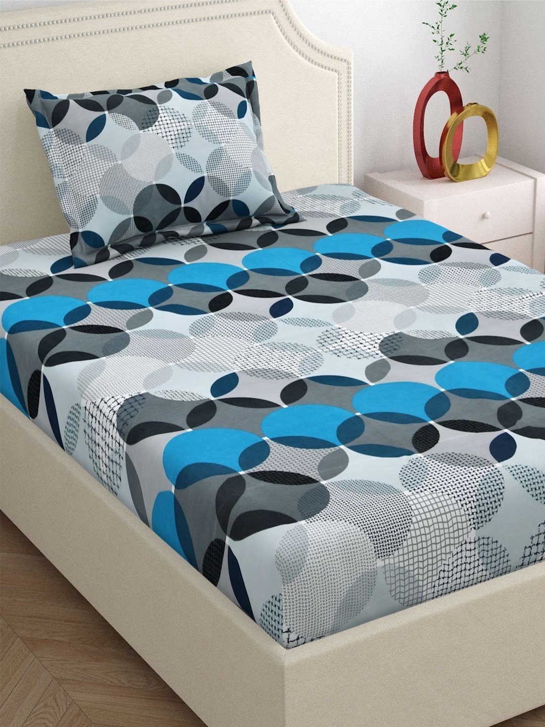 

DREAM WEAVERZ Grey Geometric Printed Cotton 220 TC Single Bedsheet with 1 Pillow Covers