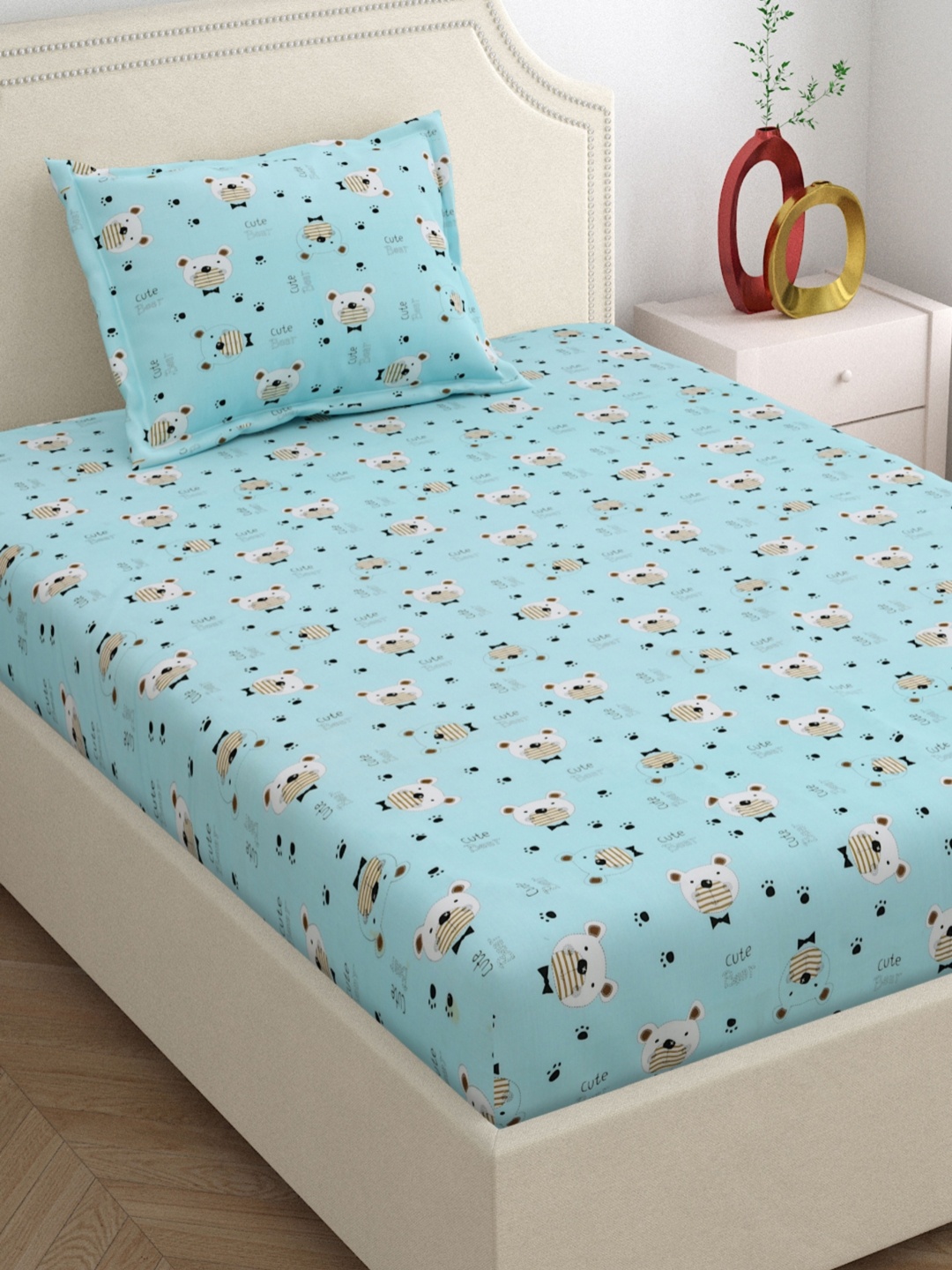 

DREAM WEAVERZ Blue & White Printed Cotton 220 TC Single Bedsheet with 1 Pillow Covers