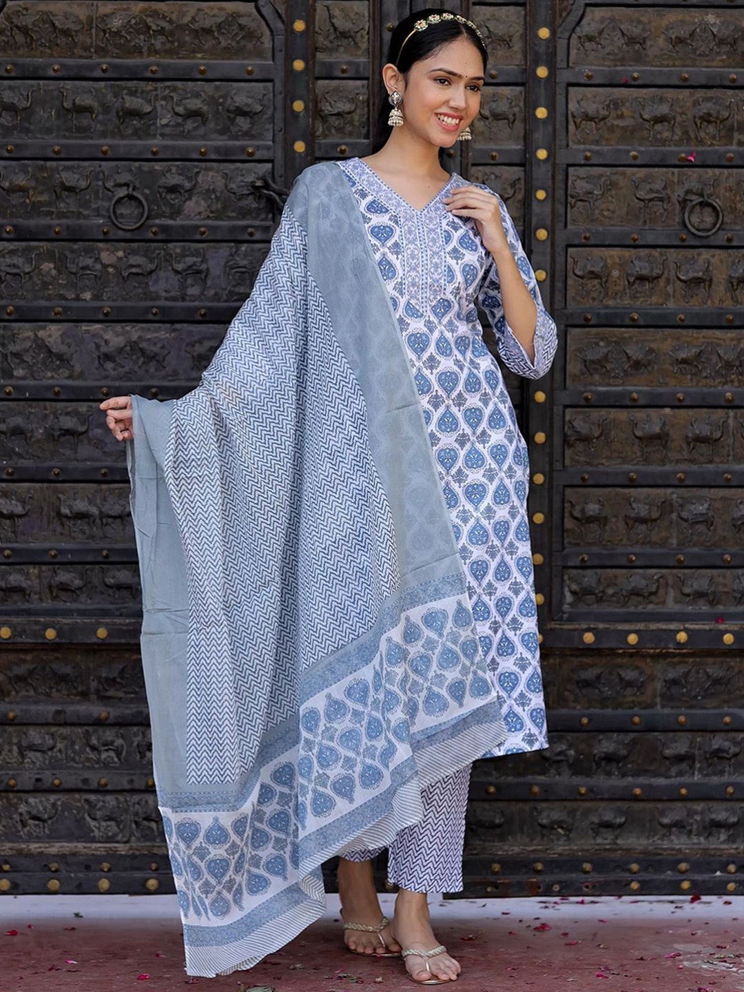 

7Threads Ethnic Motifs Printed V-Neck Straight Kurta With Trousers & Dupatta, White