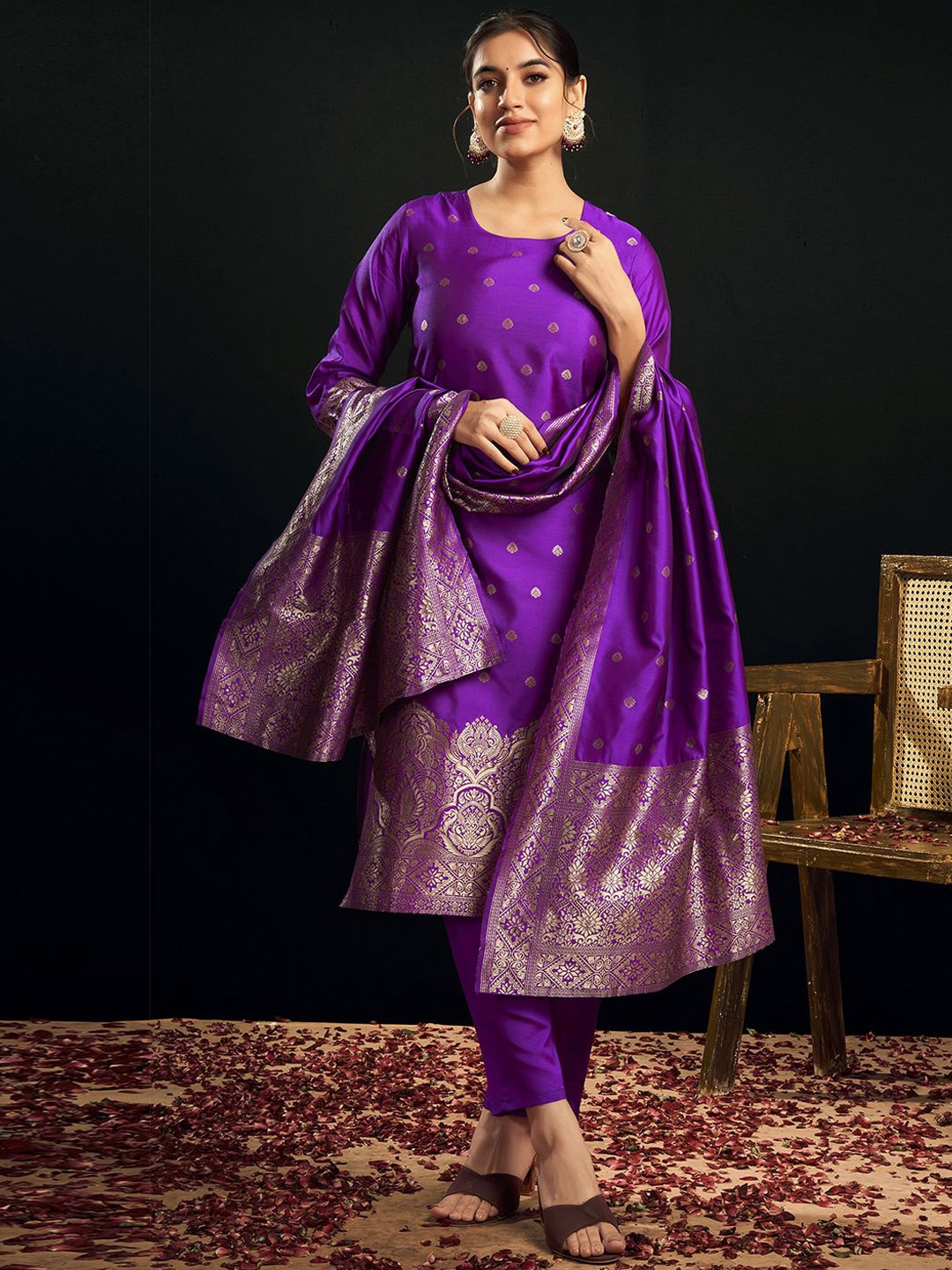 

SKYLEE Ethnic Motifs Woven Design Zari Straight Kurta With Trouser & Dupatta, Gold