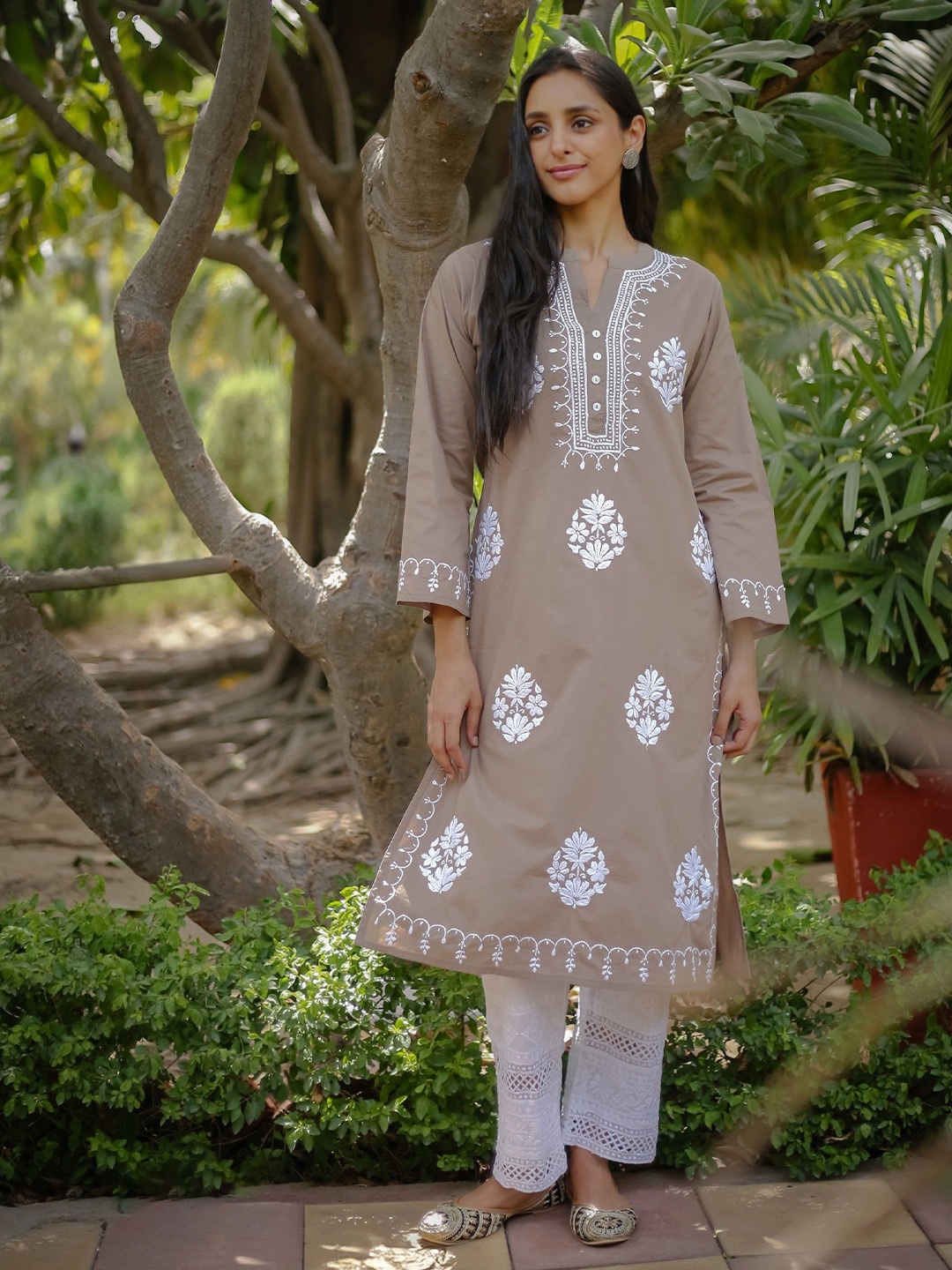 

HOUSE OF KARI Floral Embroidered Chikankari Kurta, Beige