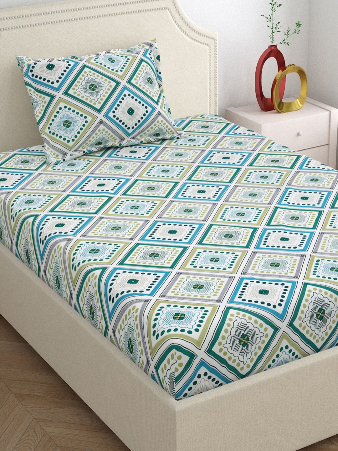 

DREAM WEAVERZ White Geometric Printed Cotton 220 TC Single Bedsheet with 1 Pillow Covers