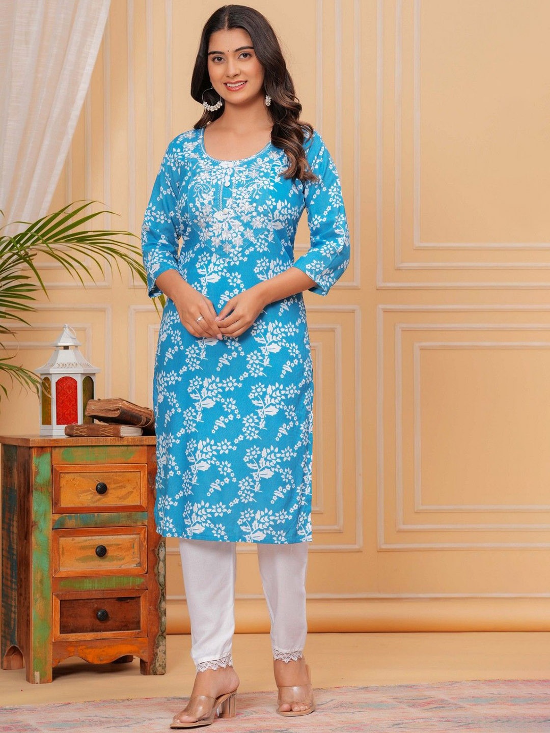 

KURTI WALA Floral Printed Thread Work Straight Kurta With Trousers, Blue