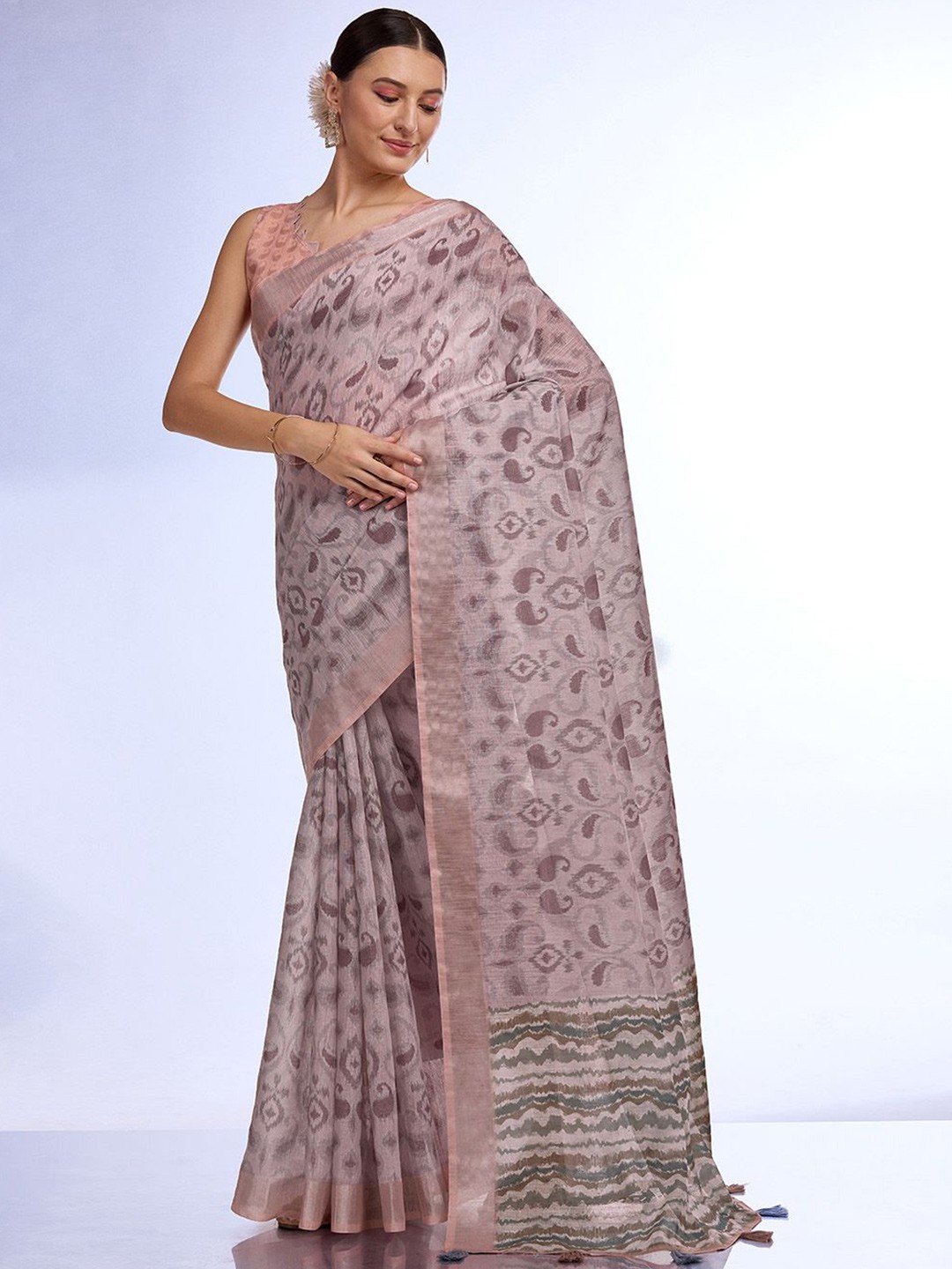 

Ishin Ethnic Motifs Solid Saree, Grey melange