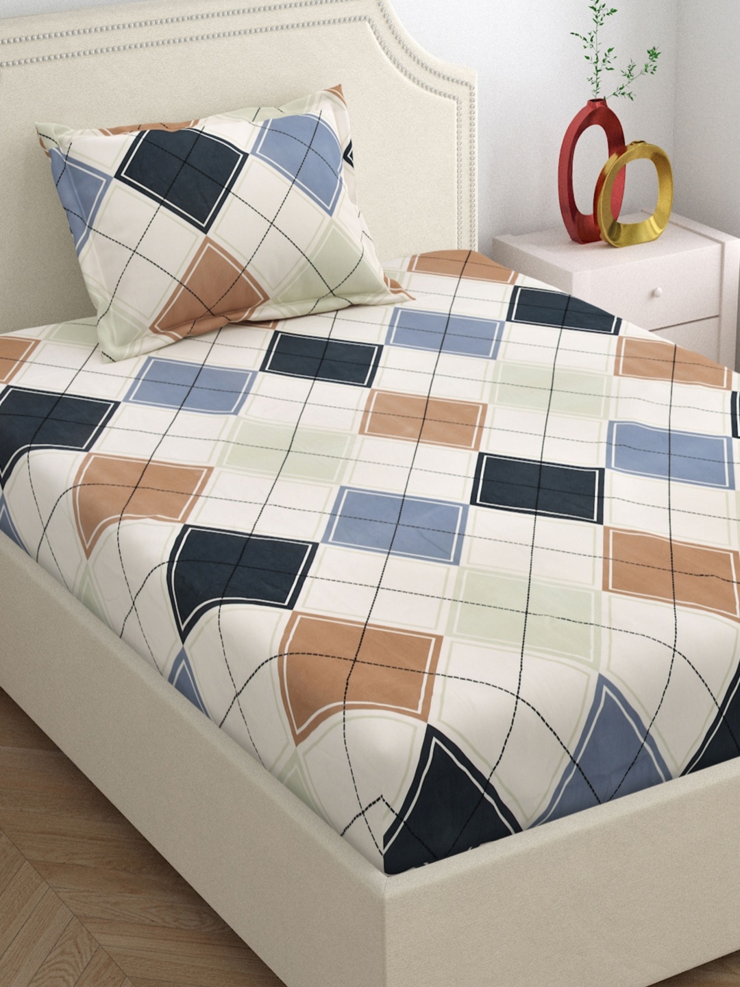

DREAM WEAVERZ White Geometric Printed Cotton 220 TC Single Bedsheet & 1 Pillow Covers