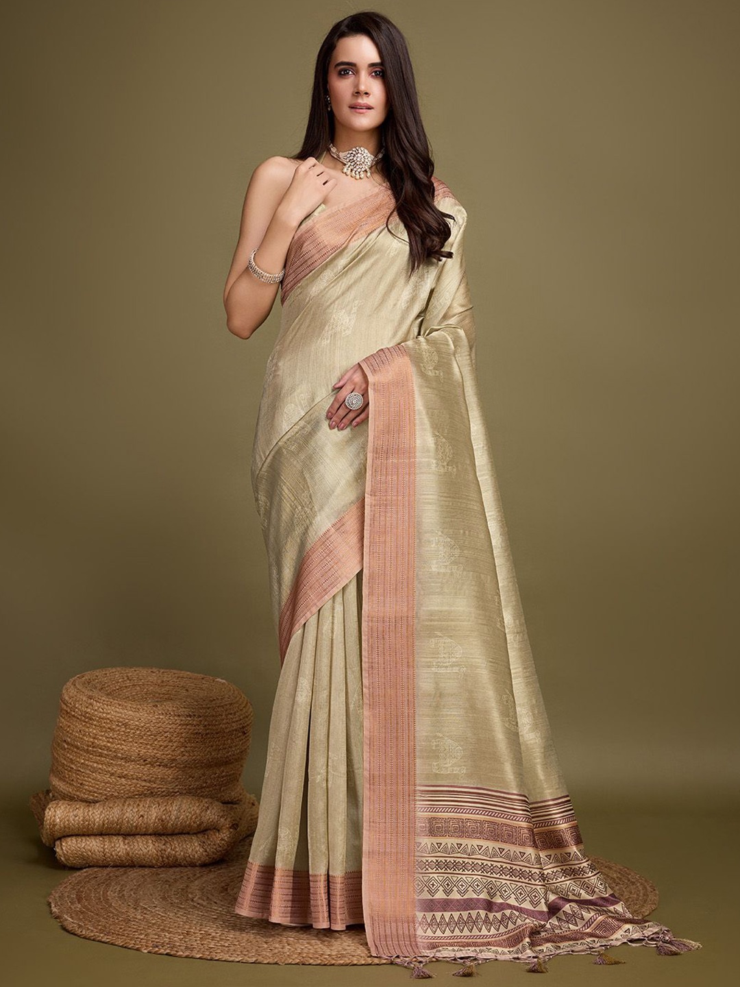 

Ishin Ethnic Motifs Zari Silk Blend Saree, Gold