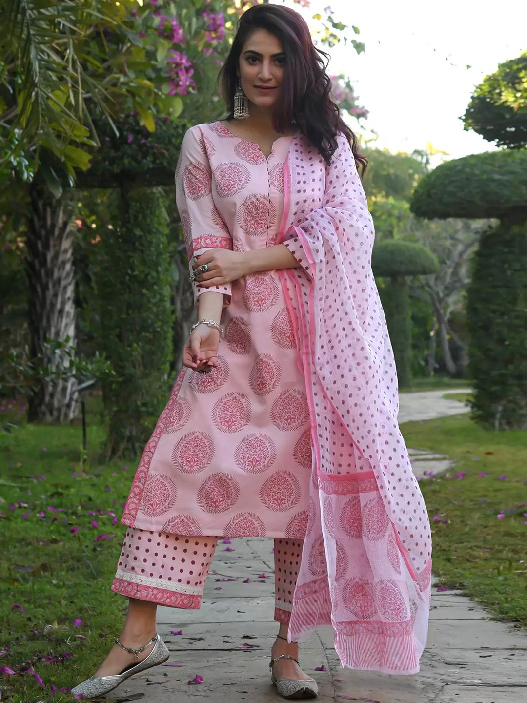 

7Threads Floral Printed Notch Neck Straight Kurta With Trousers & Dupatta, Pink