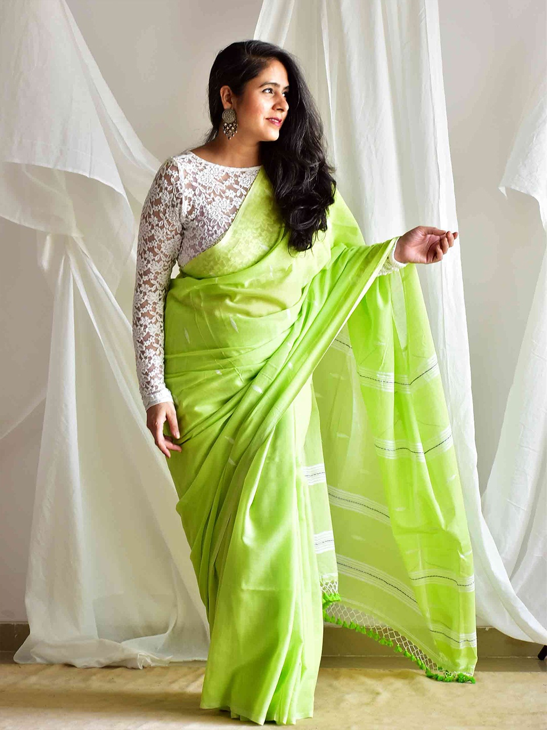 

Sundarii Woven Design Pure Cotton Jamdani Saree, Fluorescent green