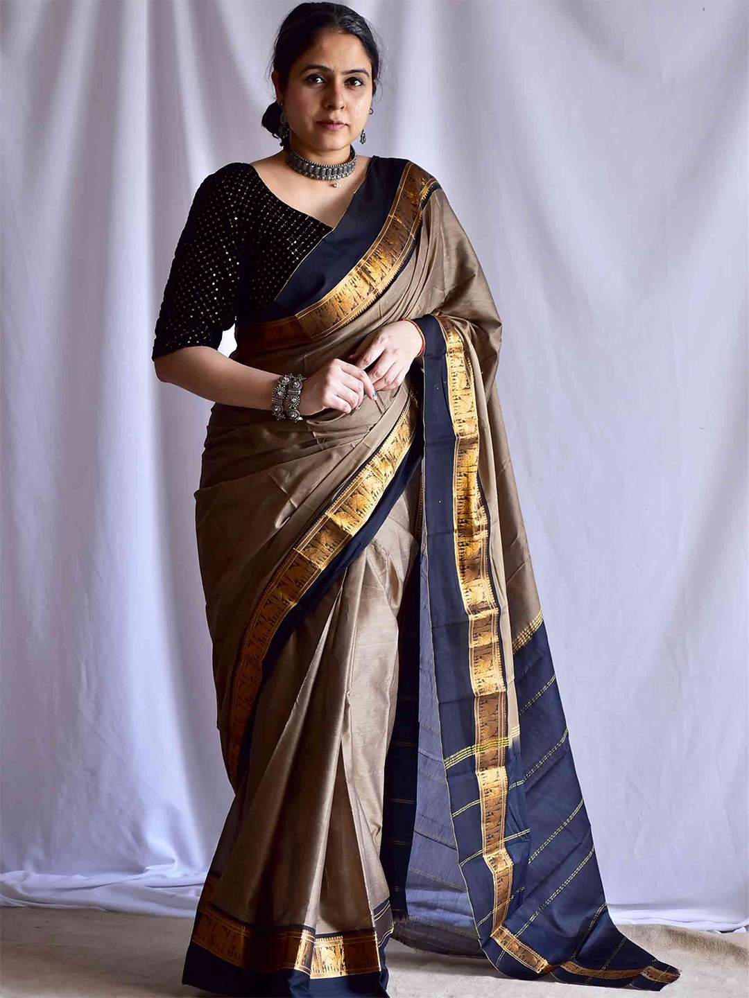 

Sundarii Women Woven Design Saree, Black