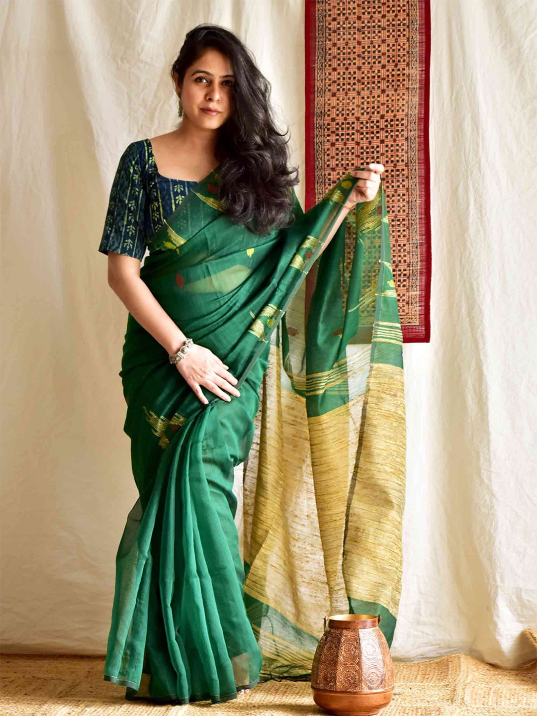 

Sundarii Woven Design Solid Saree, Green