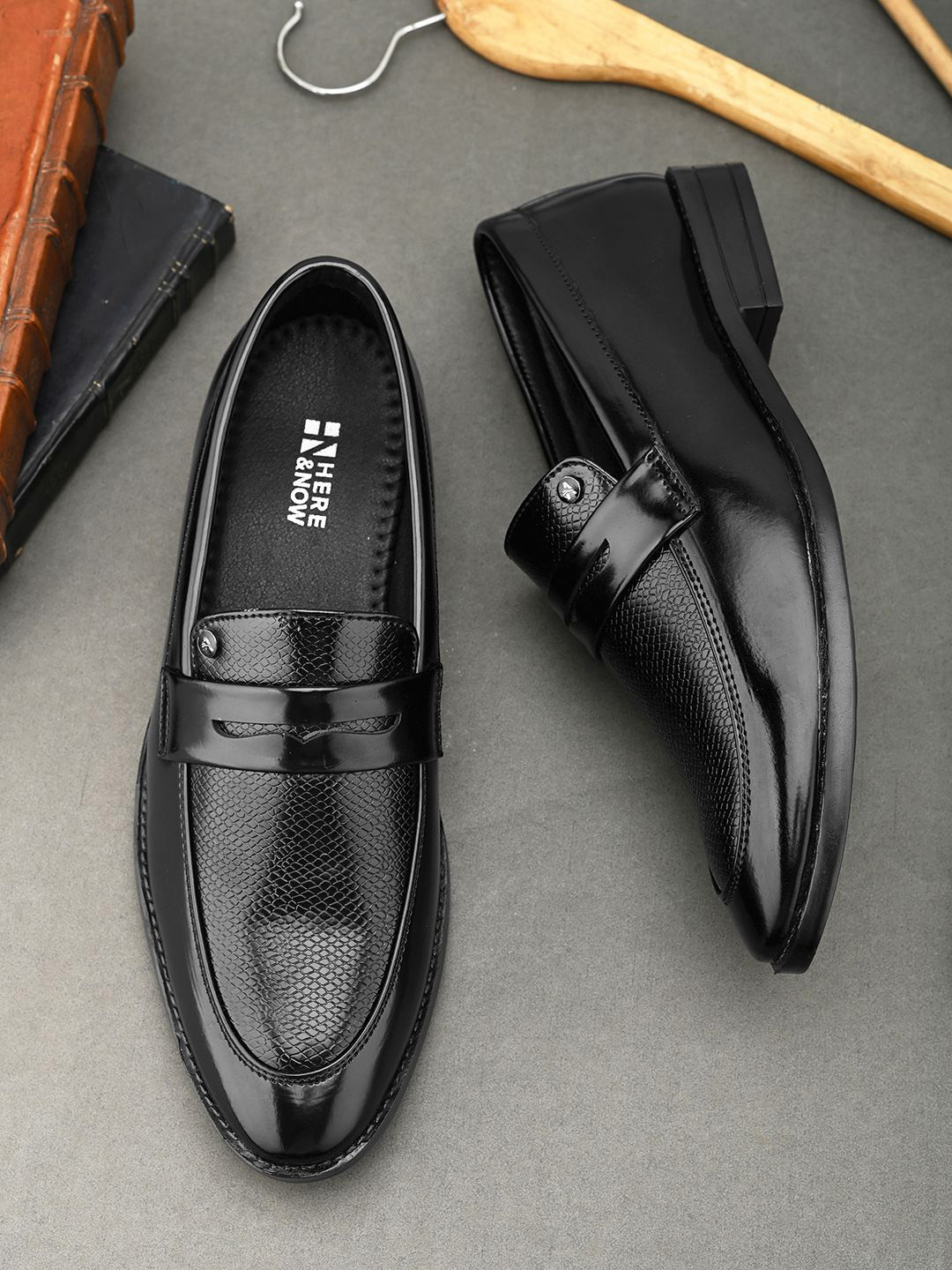 

HERE&NOW Men Textured Formal Loafers, Black