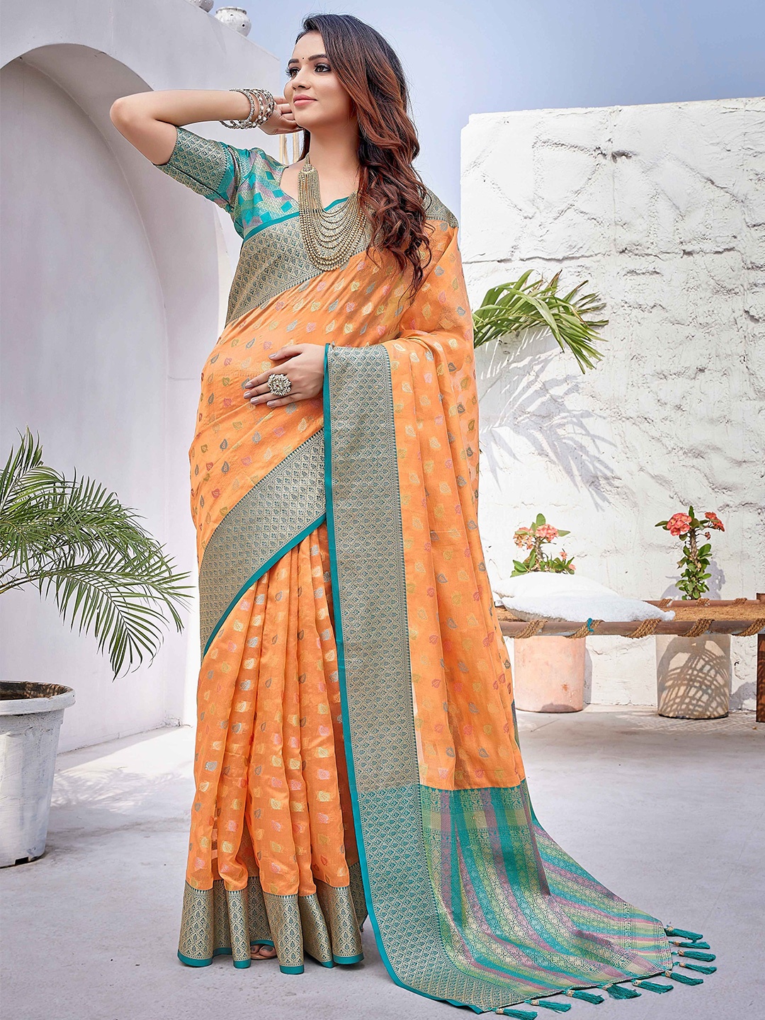 

HEER FASHION Floral Zari Silk Blend Banarasi Saree, Peach