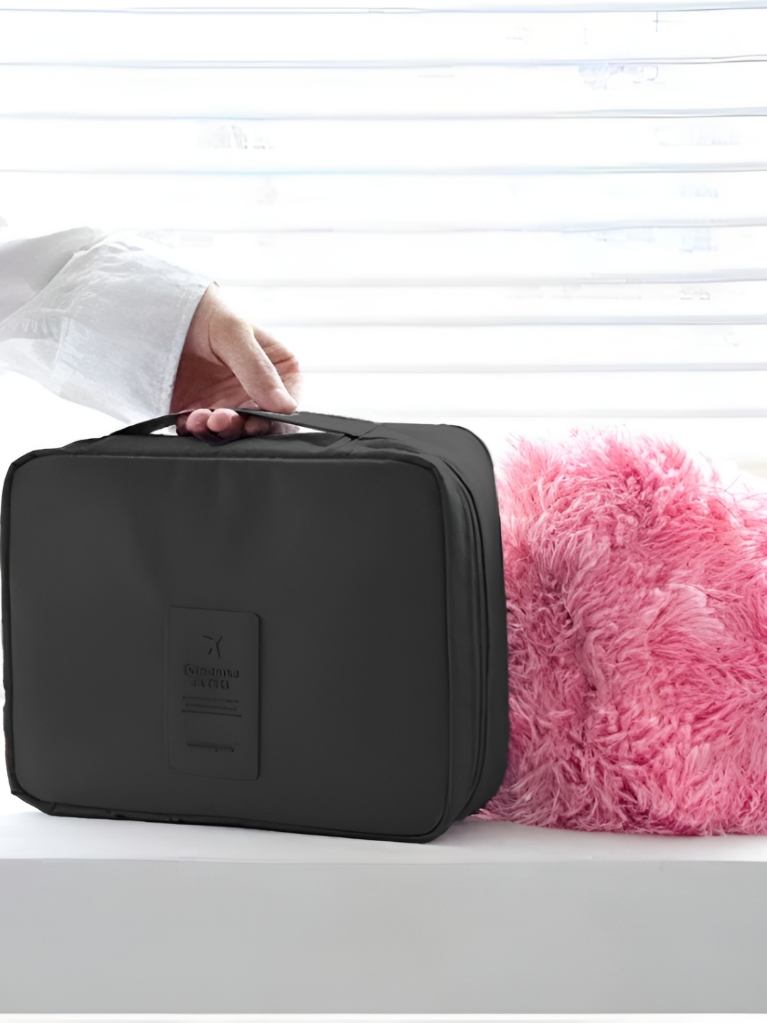 

Aura Makeup Travel Pouch Travel Accessory, Black