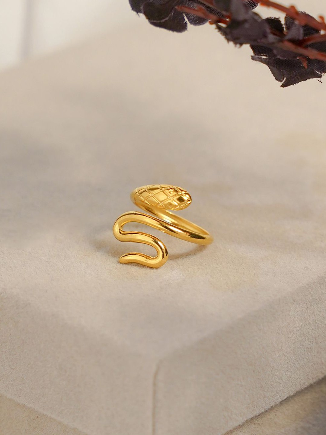 

SWASHAA Pasie 18KT Gold Plated Stainless Steel Finger Ring