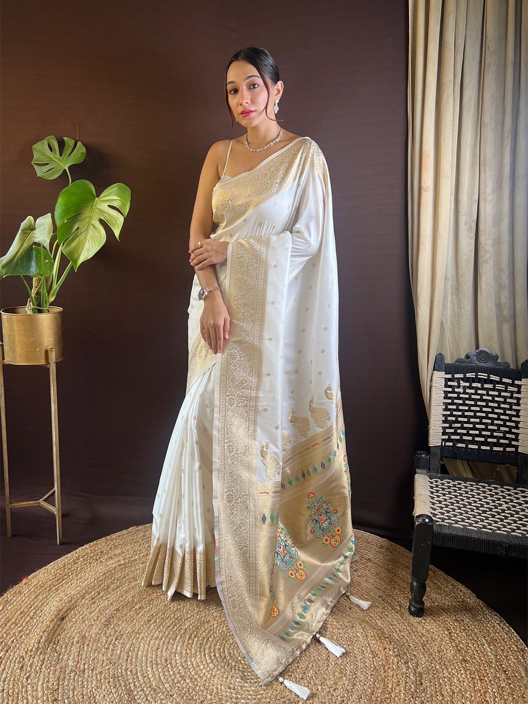 

LeeliPeeri Designer Ethnic Motif Zari Woven Paithani Saree, White