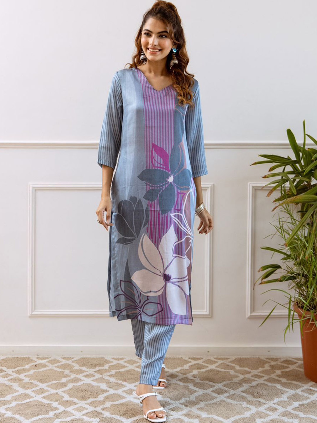 

Anouk Floral Printed V-Neck Regular Straight Kurta With Trousers, Grey