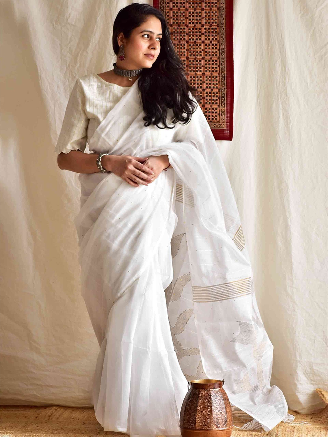 

Sundarii Jamdani Cotton Blend Woven Design Traditional Saree, White