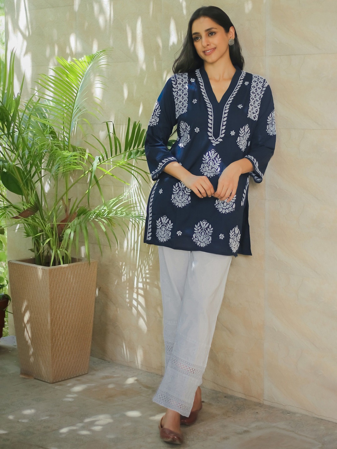 

HOUSE OF KARI Floral Embroidered V-Neck Chikankari Cotton Straight Kurta, Navy blue