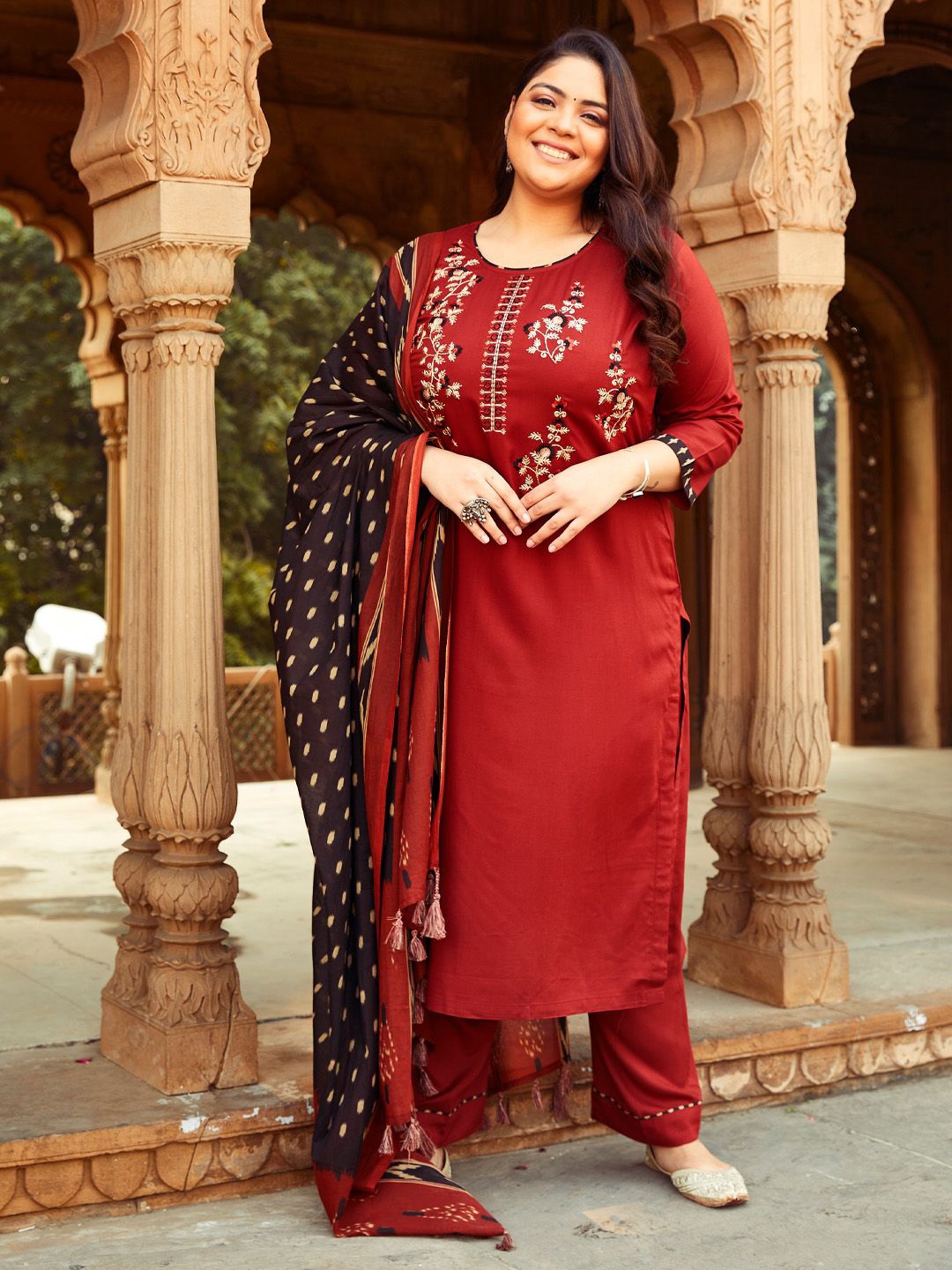 

WOMEN PLUS Floral Embroidered Regular Thread Work Straight Kurta With Trousers & Dupatta, Maroon