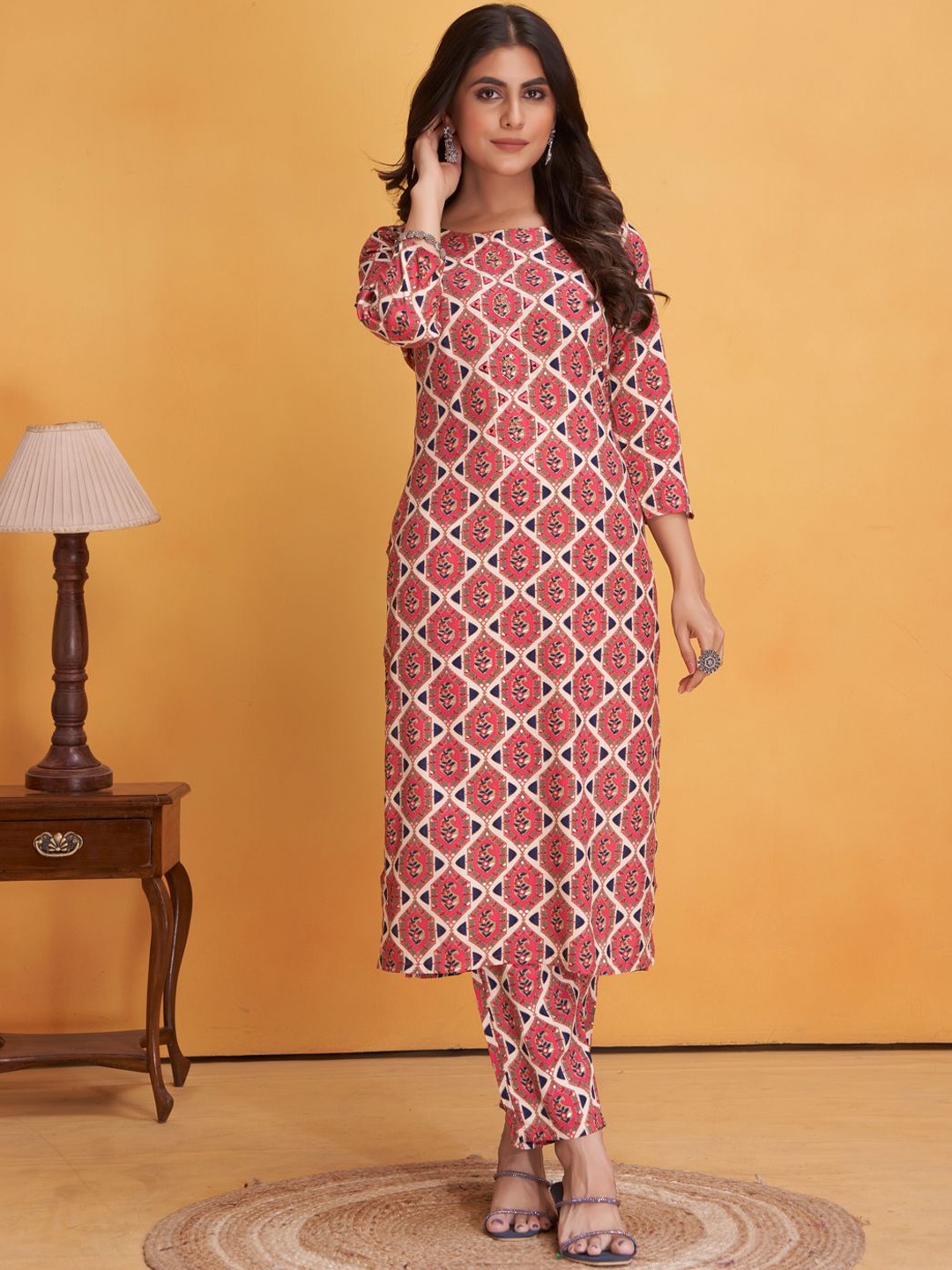 

MINGORA Paisley Printed Round Neck Straight Kurta with Trousers, Pink