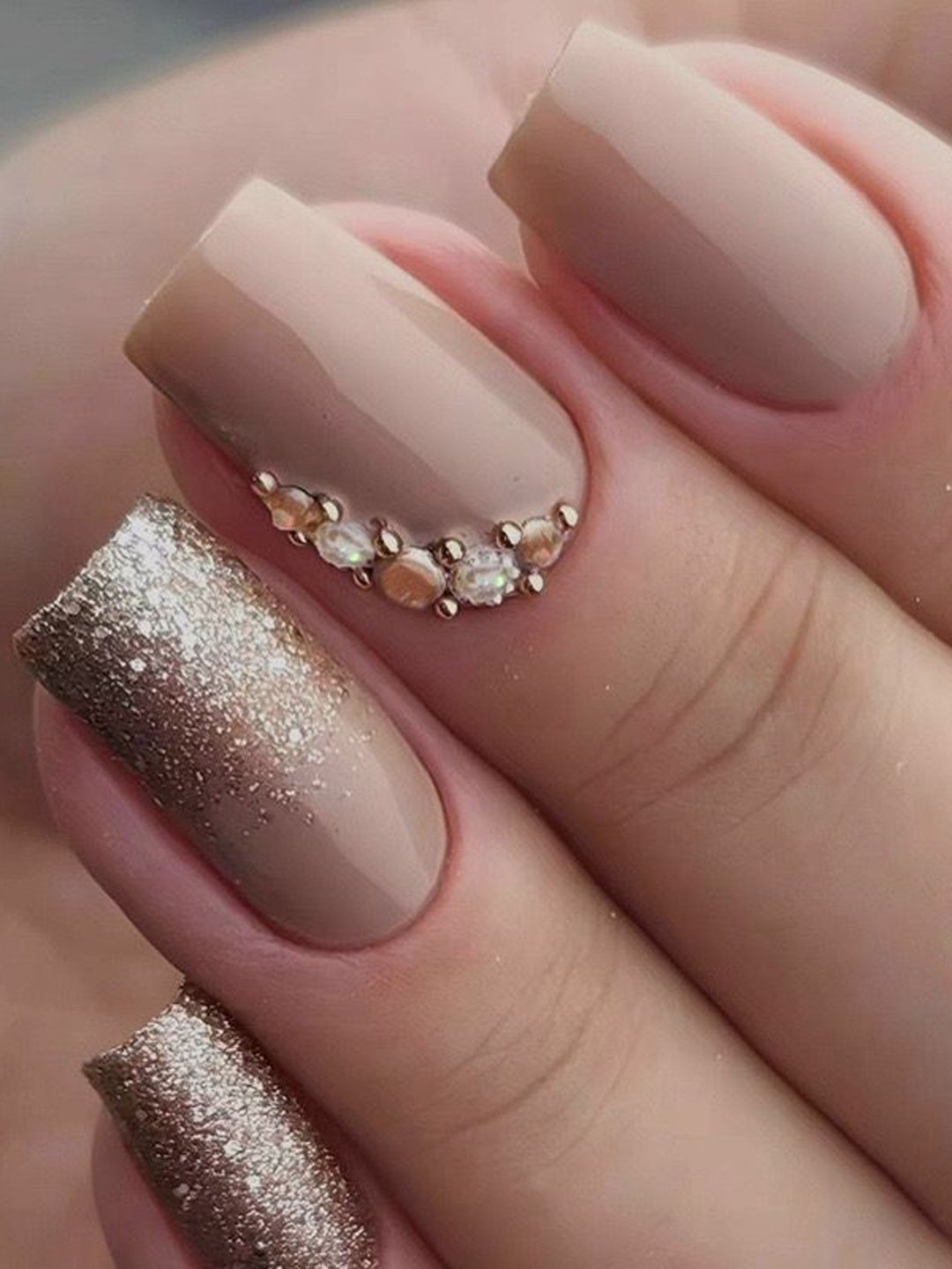 

The Pink Truck Set Of 24 Reusable Nails -Beige Glitter Honey With Stones Design