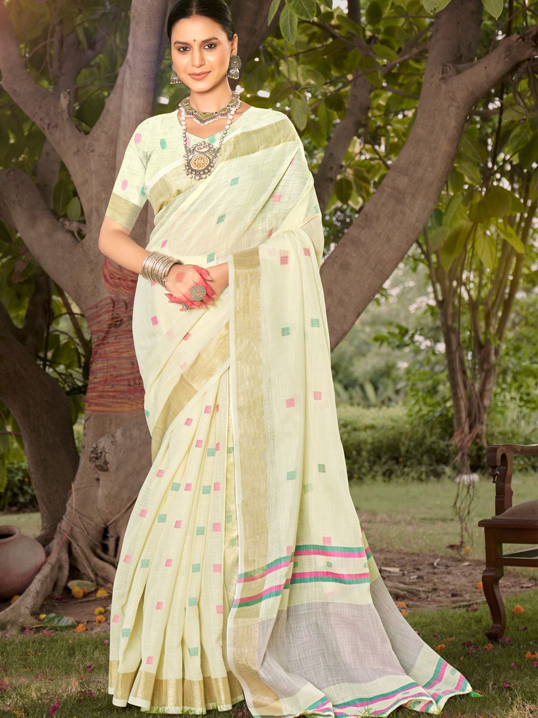 

Fashion Petals Woven Design Zari Saree, Off white
